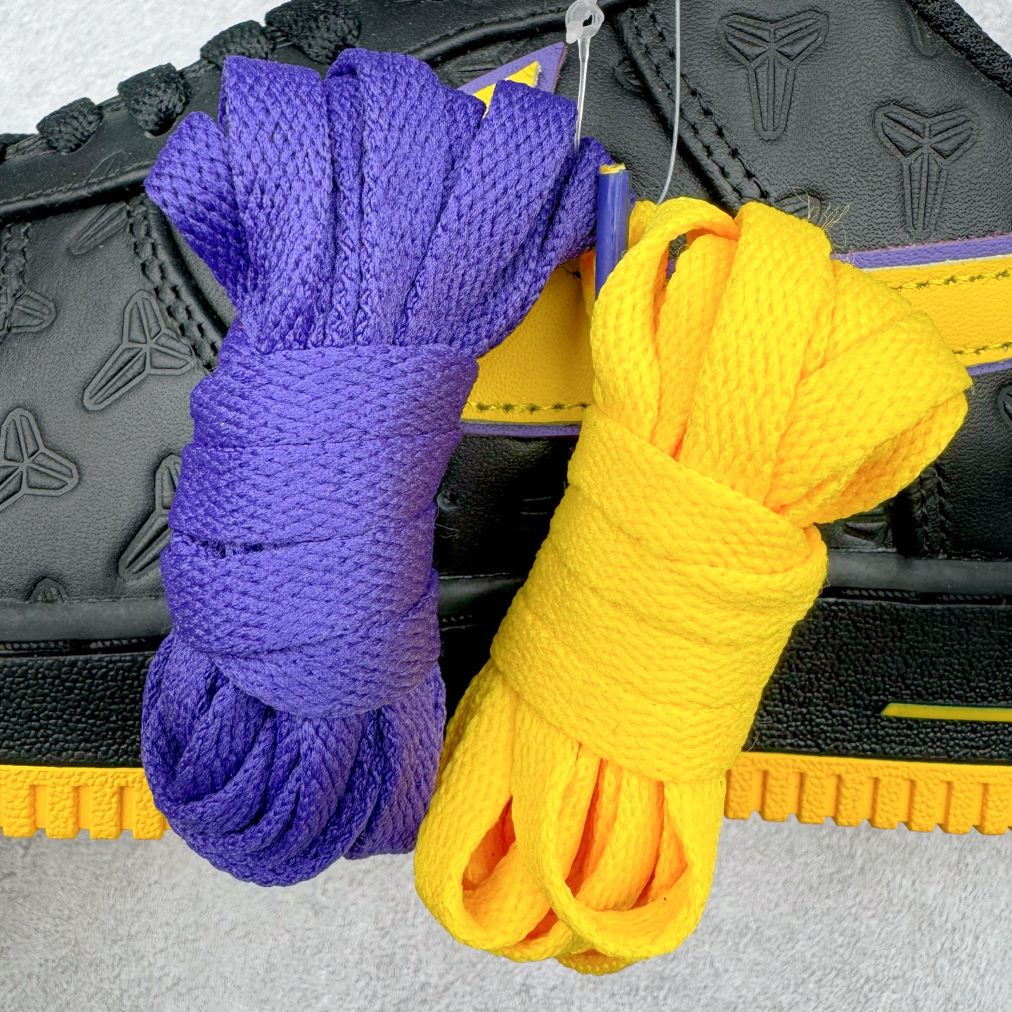 图片[10]-＃S2纯原 Kobe Bryant x NK Air Force 1 Low 空军一号科比限定黑黄 HV5122-001 整双鞋以黑色为主色调，紫色、黄色进行点缀。采用 Black , Varsity Maize 和 Varsity Purple 配色方案。鞋面采用优质黑色皮革，饰有凹陷的护套标志。鲜明的黄色 Swoosh 与黑色鞋面形成鲜明对比，为整体设计注入一抹活力与动感。而紫色线条则勾勒出 Swoosh 的轮廓，深化了湖人队的主题色彩。这款球鞋在保持时尚感的同时，也兼顾了穿着的舒适度。采用黑色中底设计，稳固而低调。而外底则选用了黄色的橡胶材质，耐磨防滑，提升抓地力。尺码：40 40.5 41 42 42.5 43 44 44.5 45 46 47.5 48-选品中心