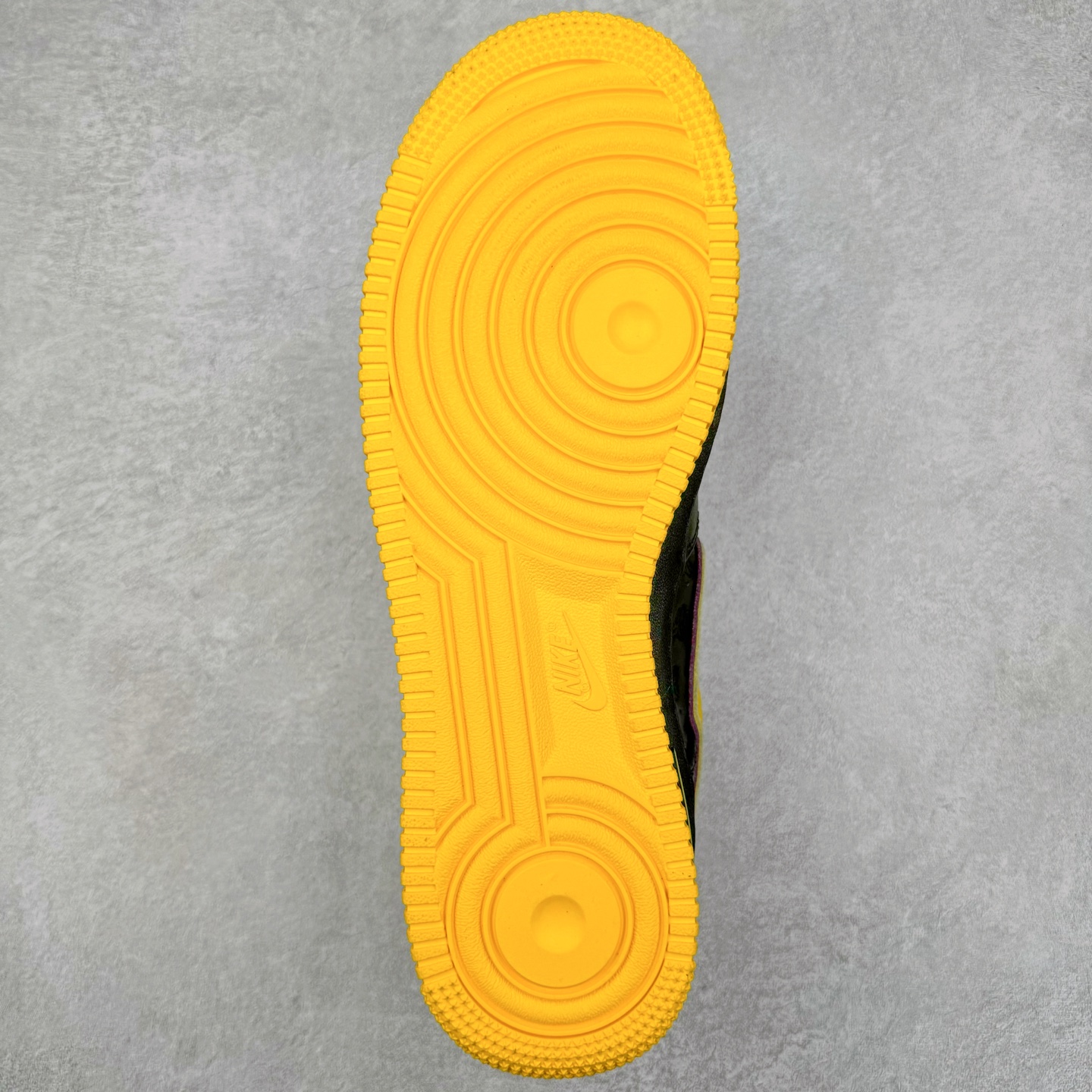 图片[9]-＃S2纯原 Kobe Bryant x NK Air Force 1 Low 空军一号科比限定黑黄 HV5122-001 整双鞋以黑色为主色调，紫色、黄色进行点缀。采用 Black , Varsity Maize 和 Varsity Purple 配色方案。鞋面采用优质黑色皮革，饰有凹陷的护套标志。鲜明的黄色 Swoosh 与黑色鞋面形成鲜明对比，为整体设计注入一抹活力与动感。而紫色线条则勾勒出 Swoosh 的轮廓，深化了湖人队的主题色彩。这款球鞋在保持时尚感的同时，也兼顾了穿着的舒适度。采用黑色中底设计，稳固而低调。而外底则选用了黄色的橡胶材质，耐磨防滑，提升抓地力。尺码：40 40.5 41 42 42.5 43 44 44.5 45 46 47.5 48-选品中心