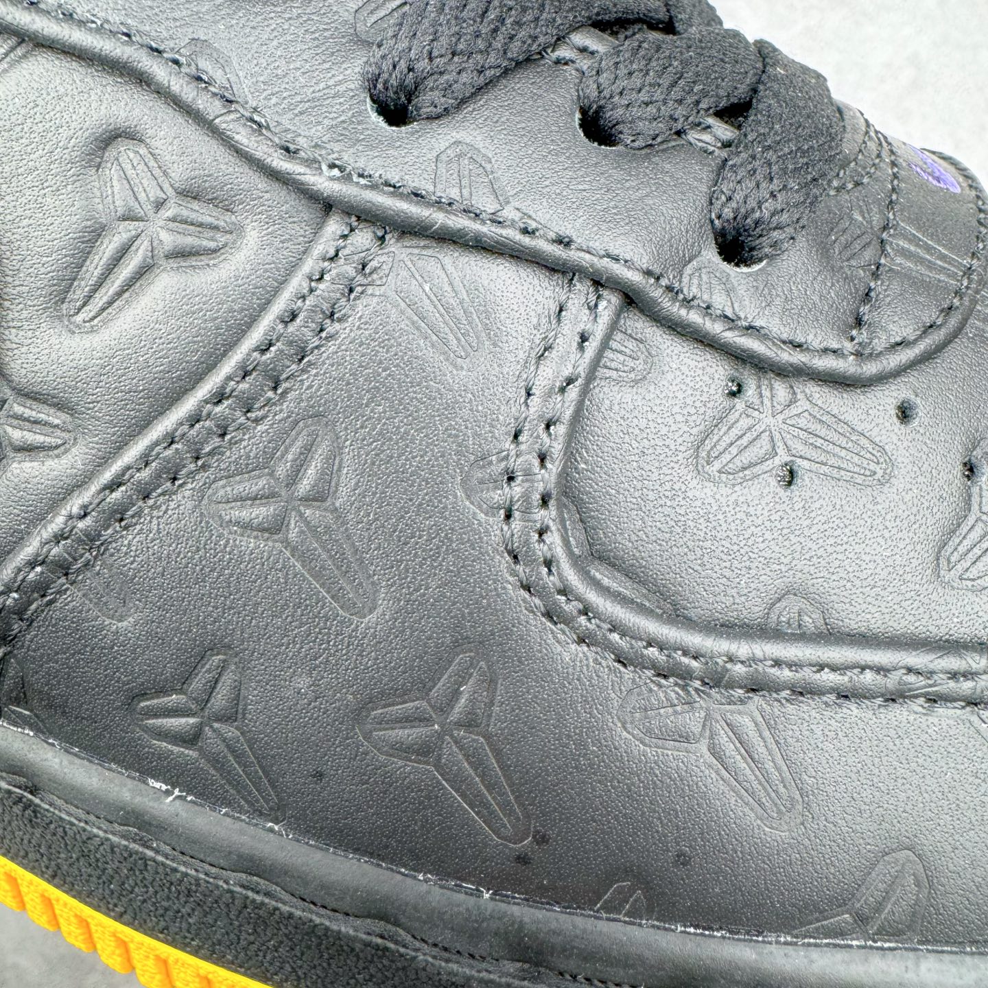 图片[16]-＃S2纯原 Kobe Bryant x NK Air Force 1 Low 空军一号科比限定黑黄 HV5122-001 整双鞋以黑色为主色调，紫色、黄色进行点缀。采用 Black , Varsity Maize 和 Varsity Purple 配色方案。鞋面采用优质黑色皮革，饰有凹陷的护套标志。鲜明的黄色 Swoosh 与黑色鞋面形成鲜明对比，为整体设计注入一抹活力与动感。而紫色线条则勾勒出 Swoosh 的轮廓，深化了湖人队的主题色彩。这款球鞋在保持时尚感的同时，也兼顾了穿着的舒适度。采用黑色中底设计，稳固而低调。而外底则选用了黄色的橡胶材质，耐磨防滑，提升抓地力。尺码：40 40.5 41 42 42.5 43 44 44.5 45 46 47.5 48-选品中心