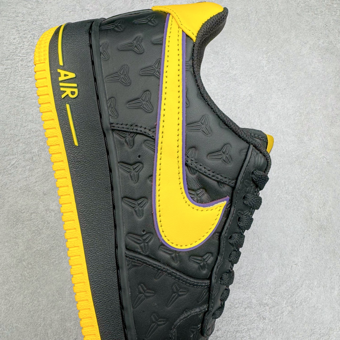 图片[6]-＃S2纯原 Kobe Bryant x NK Air Force 1 Low 空军一号科比限定黑黄 HV5122-001 整双鞋以黑色为主色调，紫色、黄色进行点缀。采用 Black , Varsity Maize 和 Varsity Purple 配色方案。鞋面采用优质黑色皮革，饰有凹陷的护套标志。鲜明的黄色 Swoosh 与黑色鞋面形成鲜明对比，为整体设计注入一抹活力与动感。而紫色线条则勾勒出 Swoosh 的轮廓，深化了湖人队的主题色彩。这款球鞋在保持时尚感的同时，也兼顾了穿着的舒适度。采用黑色中底设计，稳固而低调。而外底则选用了黄色的橡胶材质，耐磨防滑，提升抓地力。尺码：40 40.5 41 42 42.5 43 44 44.5 45 46 47.5 48-选品中心
