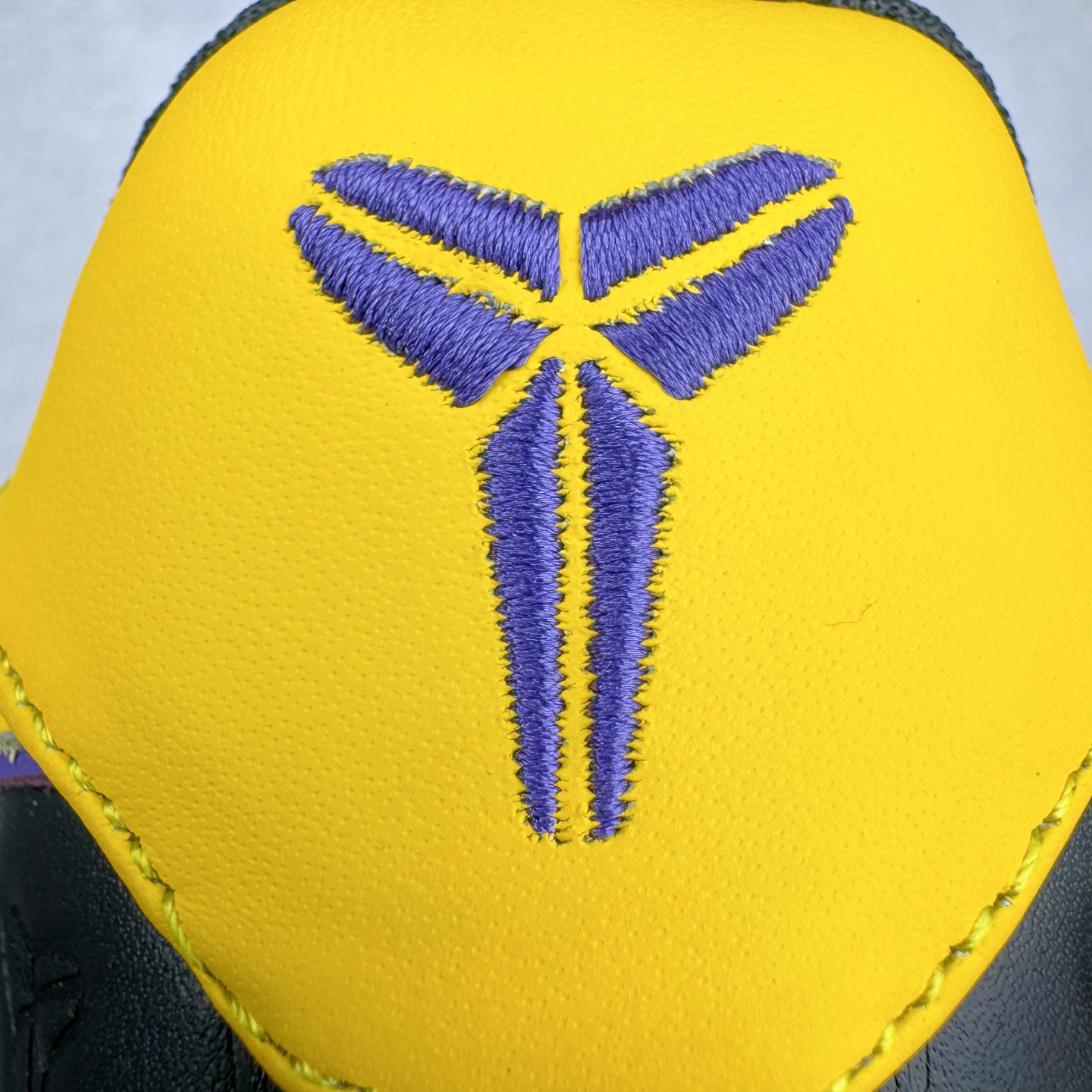 图片[21]-＃S2纯原 Kobe Bryant x NK Air Force 1 Low 空军一号科比限定黑黄 HV5122-001 整双鞋以黑色为主色调，紫色、黄色进行点缀。采用 Black , Varsity Maize 和 Varsity Purple 配色方案。鞋面采用优质黑色皮革，饰有凹陷的护套标志。鲜明的黄色 Swoosh 与黑色鞋面形成鲜明对比，为整体设计注入一抹活力与动感。而紫色线条则勾勒出 Swoosh 的轮廓，深化了湖人队的主题色彩。这款球鞋在保持时尚感的同时，也兼顾了穿着的舒适度。采用黑色中底设计，稳固而低调。而外底则选用了黄色的橡胶材质，耐磨防滑，提升抓地力。尺码：40 40.5 41 42 42.5 43 44 44.5 45 46 47.5 48-选品中心
