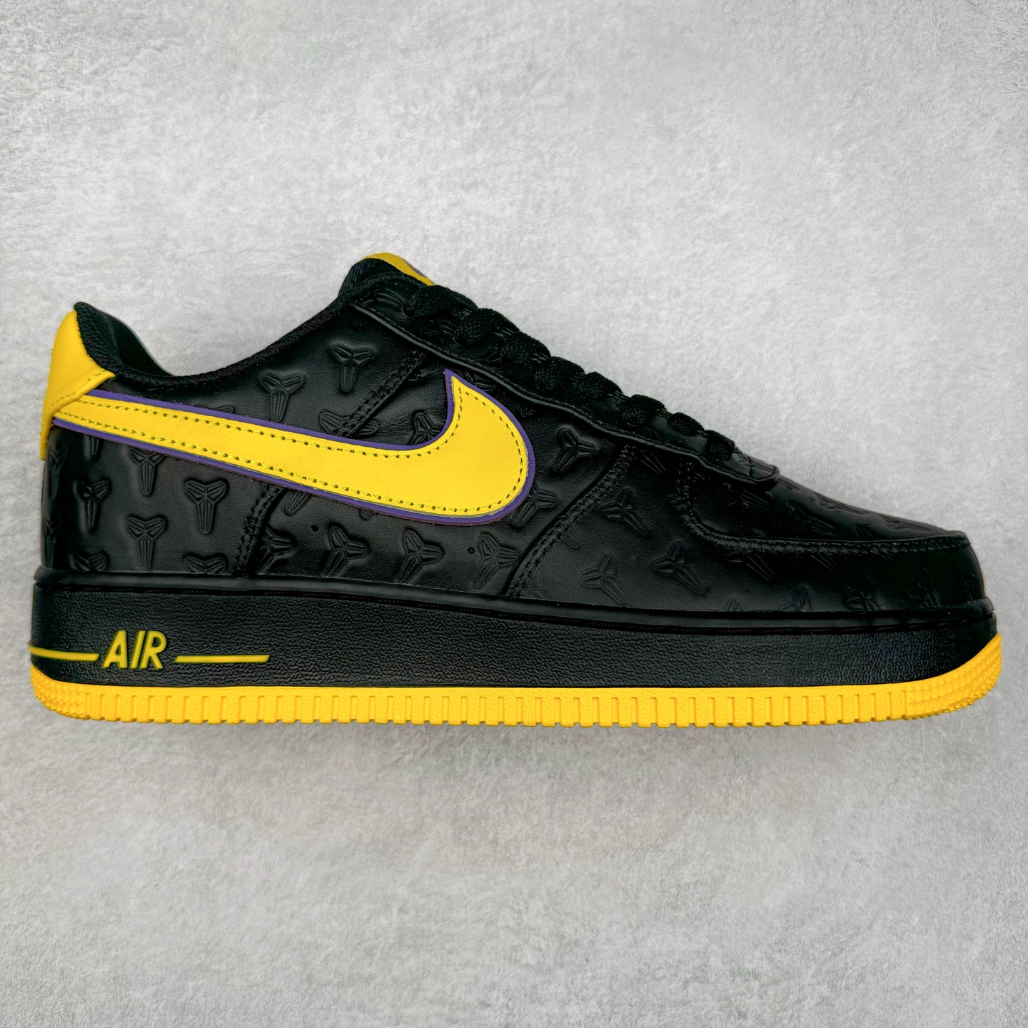 ＃S2纯原 Kobe Bryant x NK Air Force 1 Low 空军一号科比限定黑黄 HV5122-001 整双鞋以黑色为主色调，紫色、黄色进行点缀。采用 Black , Varsity Maize 和 Varsity Purple 配色方案。鞋面采用优质黑色皮革，饰有凹陷的护套标志。鲜明的黄色 Swoosh 与黑色鞋面形成鲜明对比，为整体设计注入一抹活力与动感。而紫色线条则勾勒出 Swoosh 的轮廓，深化了湖人队的主题色彩。这款球鞋在保持时尚感的同时，也兼顾了穿着的舒适度。采用黑色中底设计，稳固而低调。而外底则选用了黄色的橡胶材质，耐磨防滑，提升抓地力。尺码：40 40.5 41 42 42.5 43 44 44.5 45 46 47.5 48-选品中心