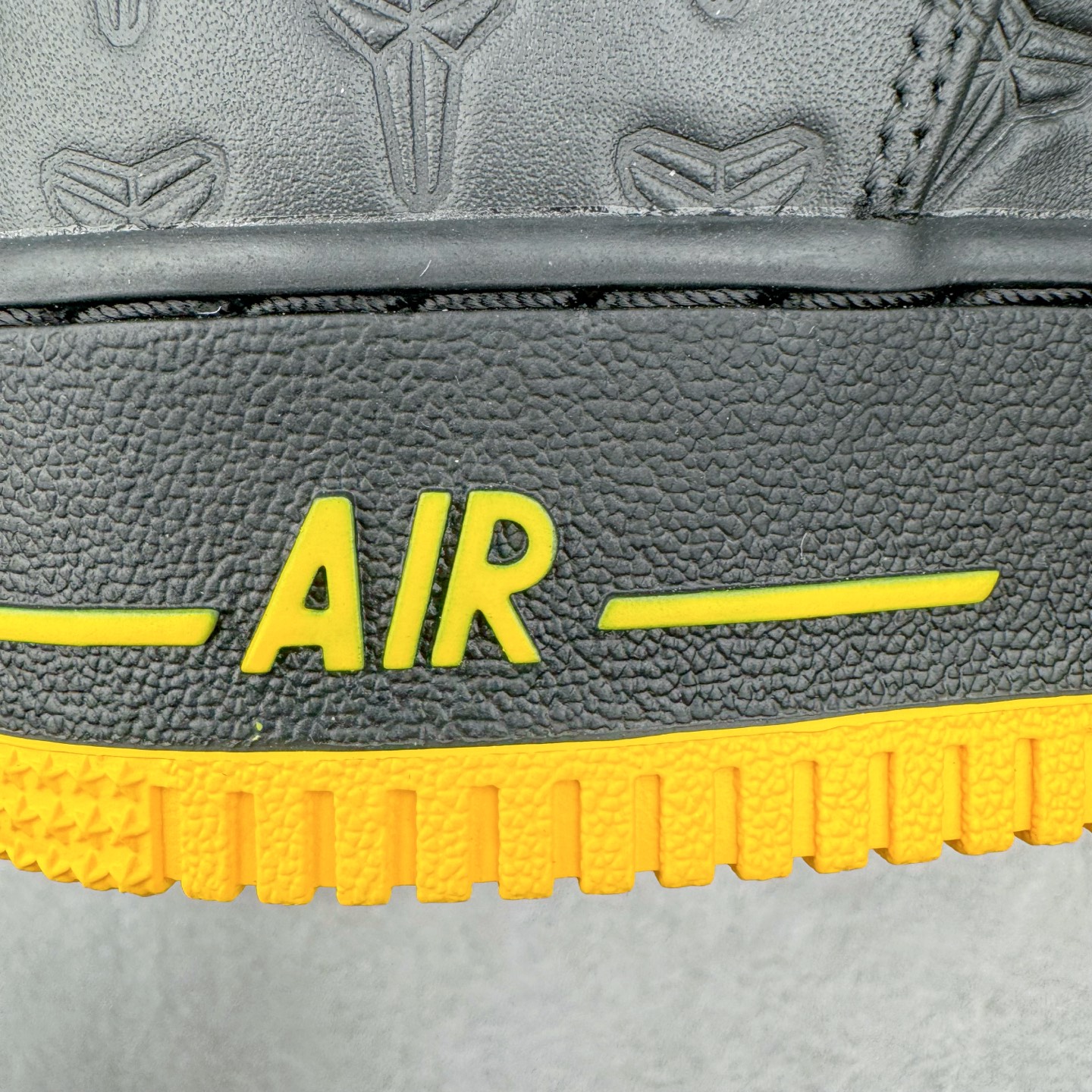 图片[17]-＃S2纯原 Kobe Bryant x NK Air Force 1 Low 空军一号科比限定黑黄 HV5122-001 整双鞋以黑色为主色调，紫色、黄色进行点缀。采用 Black , Varsity Maize 和 Varsity Purple 配色方案。鞋面采用优质黑色皮革，饰有凹陷的护套标志。鲜明的黄色 Swoosh 与黑色鞋面形成鲜明对比，为整体设计注入一抹活力与动感。而紫色线条则勾勒出 Swoosh 的轮廓，深化了湖人队的主题色彩。这款球鞋在保持时尚感的同时，也兼顾了穿着的舒适度。采用黑色中底设计，稳固而低调。而外底则选用了黄色的橡胶材质，耐磨防滑，提升抓地力。尺码：40 40.5 41 42 42.5 43 44 44.5 45 46 47.5 48-选品中心