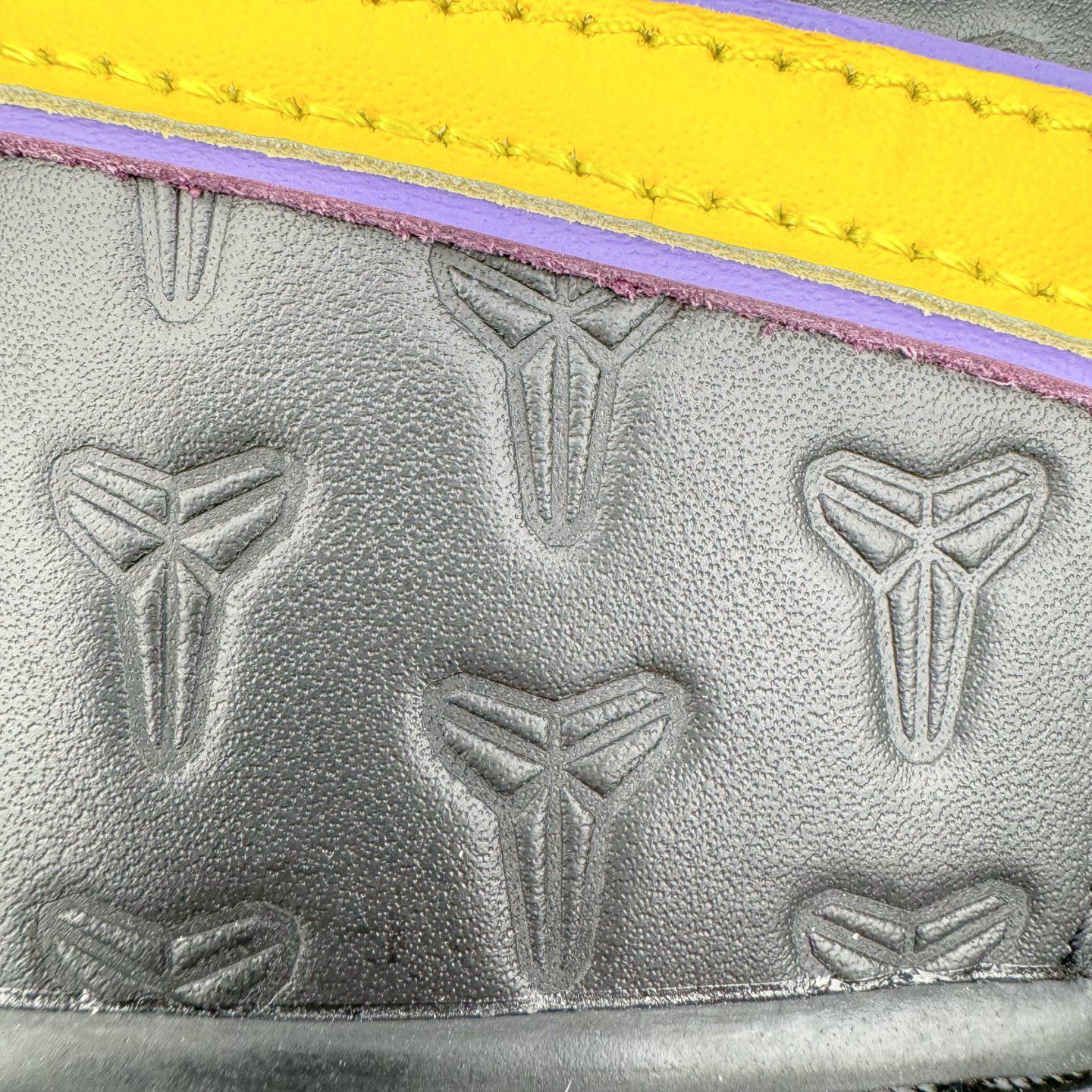 图片[18]-＃S2纯原 Kobe Bryant x NK Air Force 1 Low 空军一号科比限定黑黄 HV5122-001 整双鞋以黑色为主色调，紫色、黄色进行点缀。采用 Black , Varsity Maize 和 Varsity Purple 配色方案。鞋面采用优质黑色皮革，饰有凹陷的护套标志。鲜明的黄色 Swoosh 与黑色鞋面形成鲜明对比，为整体设计注入一抹活力与动感。而紫色线条则勾勒出 Swoosh 的轮廓，深化了湖人队的主题色彩。这款球鞋在保持时尚感的同时，也兼顾了穿着的舒适度。采用黑色中底设计，稳固而低调。而外底则选用了黄色的橡胶材质，耐磨防滑，提升抓地力。尺码：40 40.5 41 42 42.5 43 44 44.5 45 46 47.5 48-选品中心