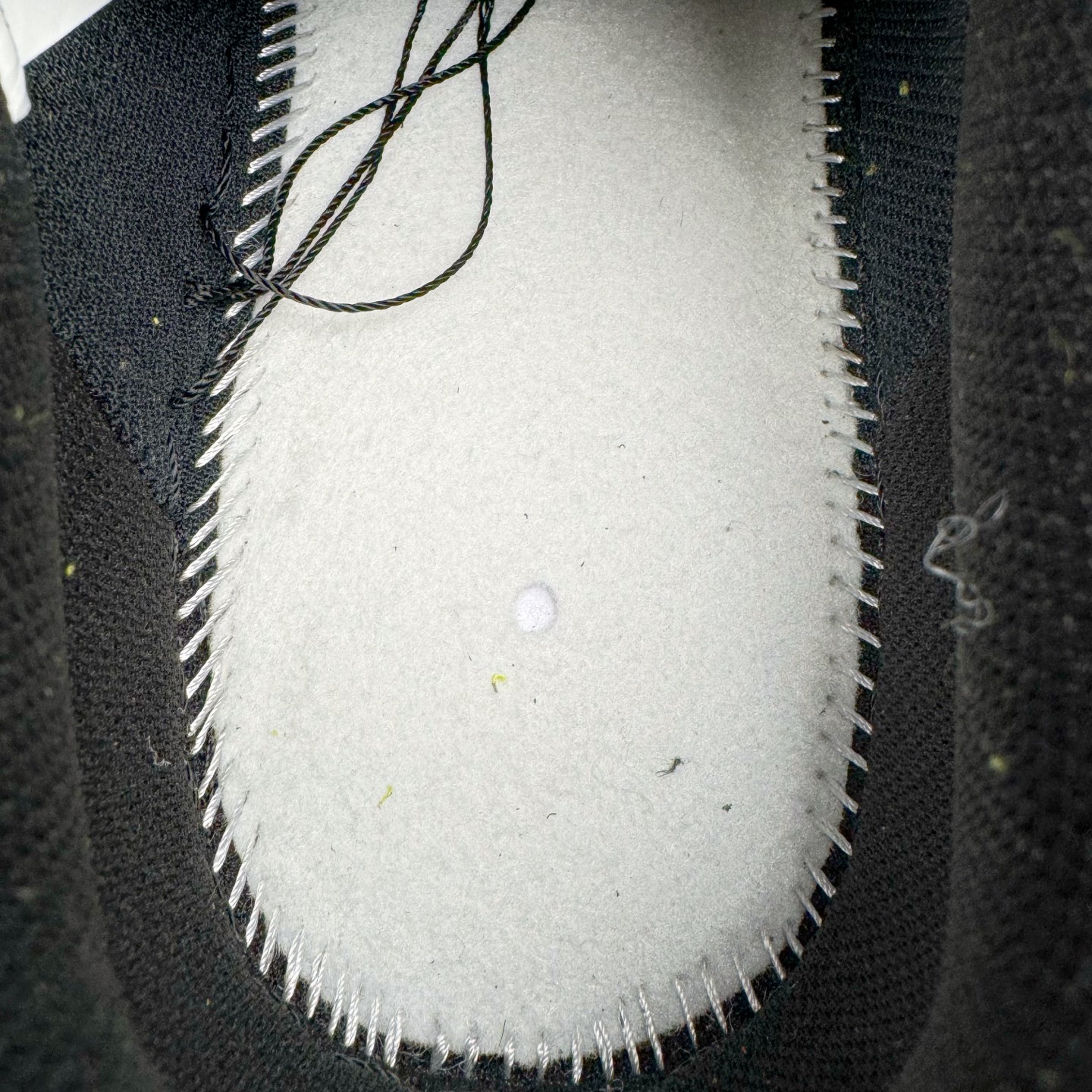 图片[11]-＃S2纯原 Kobe Bryant x NK Air Force 1 Low 空军一号科比限定黑黄 HV5122-001 整双鞋以黑色为主色调，紫色、黄色进行点缀。采用 Black , Varsity Maize 和 Varsity Purple 配色方案。鞋面采用优质黑色皮革，饰有凹陷的护套标志。鲜明的黄色 Swoosh 与黑色鞋面形成鲜明对比，为整体设计注入一抹活力与动感。而紫色线条则勾勒出 Swoosh 的轮廓，深化了湖人队的主题色彩。这款球鞋在保持时尚感的同时，也兼顾了穿着的舒适度。采用黑色中底设计，稳固而低调。而外底则选用了黄色的橡胶材质，耐磨防滑，提升抓地力。尺码：40 40.5 41 42 42.5 43 44 44.5 45 46 47.5 48-选品中心