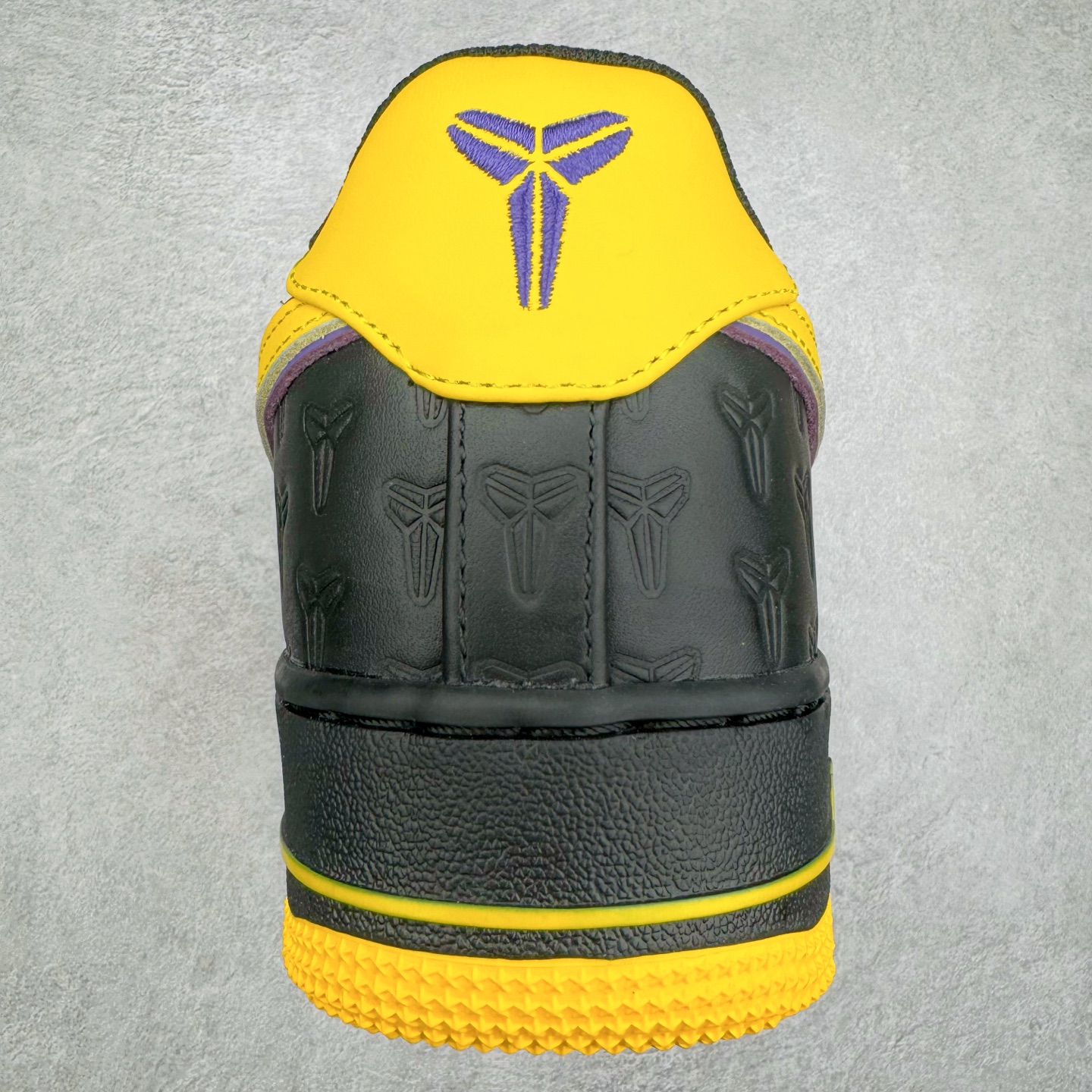 图片[8]-＃S2纯原 Kobe Bryant x NK Air Force 1 Low 空军一号科比限定黑黄 HV5122-001 整双鞋以黑色为主色调，紫色、黄色进行点缀。采用 Black , Varsity Maize 和 Varsity Purple 配色方案。鞋面采用优质黑色皮革，饰有凹陷的护套标志。鲜明的黄色 Swoosh 与黑色鞋面形成鲜明对比，为整体设计注入一抹活力与动感。而紫色线条则勾勒出 Swoosh 的轮廓，深化了湖人队的主题色彩。这款球鞋在保持时尚感的同时，也兼顾了穿着的舒适度。采用黑色中底设计，稳固而低调。而外底则选用了黄色的橡胶材质，耐磨防滑，提升抓地力。尺码：40 40.5 41 42 42.5 43 44 44.5 45 46 47.5 48-选品中心