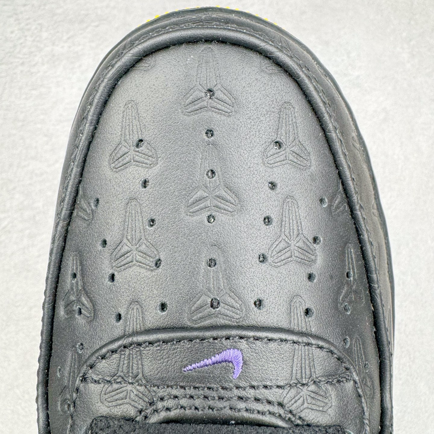 图片[15]-＃S2纯原 Kobe Bryant x NK Air Force 1 Low 空军一号科比限定黑黄 HV5122-001 整双鞋以黑色为主色调，紫色、黄色进行点缀。采用 Black , Varsity Maize 和 Varsity Purple 配色方案。鞋面采用优质黑色皮革，饰有凹陷的护套标志。鲜明的黄色 Swoosh 与黑色鞋面形成鲜明对比，为整体设计注入一抹活力与动感。而紫色线条则勾勒出 Swoosh 的轮廓，深化了湖人队的主题色彩。这款球鞋在保持时尚感的同时，也兼顾了穿着的舒适度。采用黑色中底设计，稳固而低调。而外底则选用了黄色的橡胶材质，耐磨防滑，提升抓地力。尺码：40 40.5 41 42 42.5 43 44 44.5 45 46 47.5 48-选品中心
