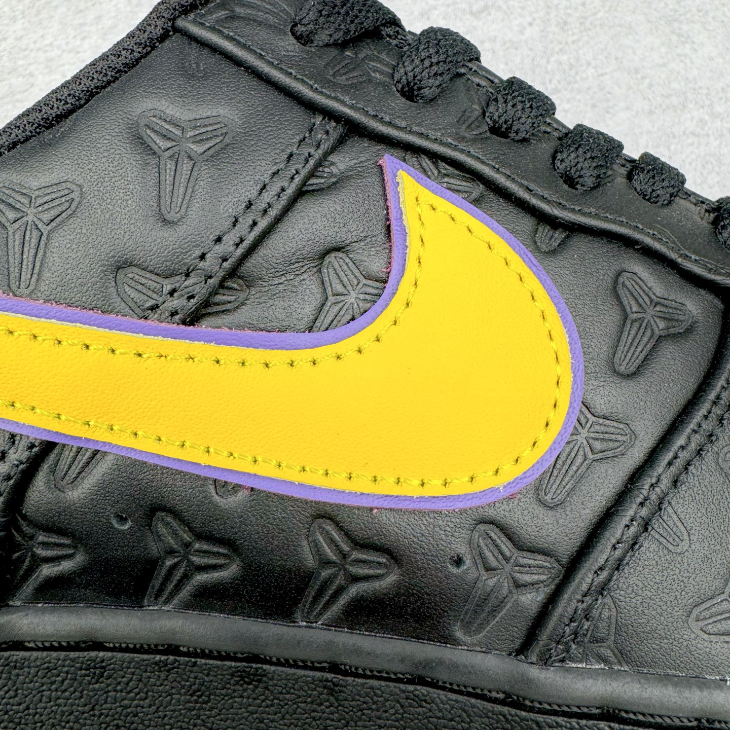 图片[19]-＃S2纯原 Kobe Bryant x NK Air Force 1 Low 空军一号科比限定黑黄 HV5122-001 整双鞋以黑色为主色调，紫色、黄色进行点缀。采用 Black , Varsity Maize 和 Varsity Purple 配色方案。鞋面采用优质黑色皮革，饰有凹陷的护套标志。鲜明的黄色 Swoosh 与黑色鞋面形成鲜明对比，为整体设计注入一抹活力与动感。而紫色线条则勾勒出 Swoosh 的轮廓，深化了湖人队的主题色彩。这款球鞋在保持时尚感的同时，也兼顾了穿着的舒适度。采用黑色中底设计，稳固而低调。而外底则选用了黄色的橡胶材质，耐磨防滑，提升抓地力。尺码：40 40.5 41 42 42.5 43 44 44.5 45 46 47.5 48-选品中心