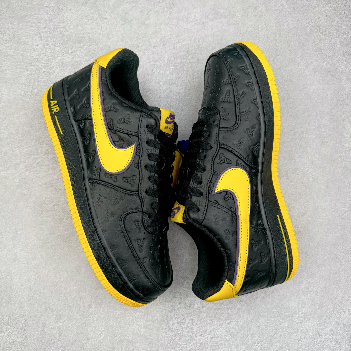 图片[3]-＃S2纯原 Kobe Bryant x NK Air Force 1 Low 空军一号科比限定黑黄 HV5122-001 整双鞋以黑色为主色调，紫色、黄色进行点缀。采用 Black , Varsity Maize 和 Varsity Purple 配色方案。鞋面采用优质黑色皮革，饰有凹陷的护套标志。鲜明的黄色 Swoosh 与黑色鞋面形成鲜明对比，为整体设计注入一抹活力与动感。而紫色线条则勾勒出 Swoosh 的轮廓，深化了湖人队的主题色彩。这款球鞋在保持时尚感的同时，也兼顾了穿着的舒适度。采用黑色中底设计，稳固而低调。而外底则选用了黄色的橡胶材质，耐磨防滑，提升抓地力。尺码：40 40.5 41 42 42.5 43 44 44.5 45 46 47.5 48-选品中心