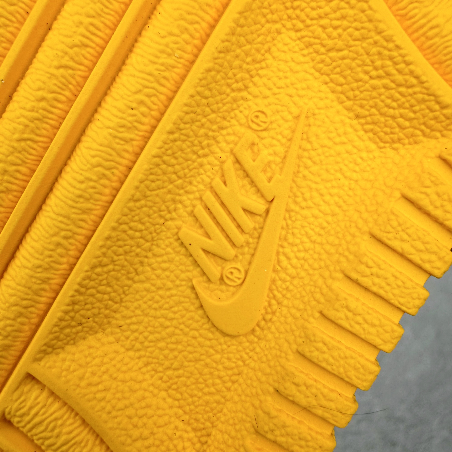 图片[20]-＃S2纯原 Kobe Bryant x NK Air Force 1 Low 空军一号科比限定黑黄 HV5122-001 整双鞋以黑色为主色调，紫色、黄色进行点缀。采用 Black , Varsity Maize 和 Varsity Purple 配色方案。鞋面采用优质黑色皮革，饰有凹陷的护套标志。鲜明的黄色 Swoosh 与黑色鞋面形成鲜明对比，为整体设计注入一抹活力与动感。而紫色线条则勾勒出 Swoosh 的轮廓，深化了湖人队的主题色彩。这款球鞋在保持时尚感的同时，也兼顾了穿着的舒适度。采用黑色中底设计，稳固而低调。而外底则选用了黄色的橡胶材质，耐磨防滑，提升抓地力。尺码：40 40.5 41 42 42.5 43 44 44.5 45 46 47.5 48-选品中心