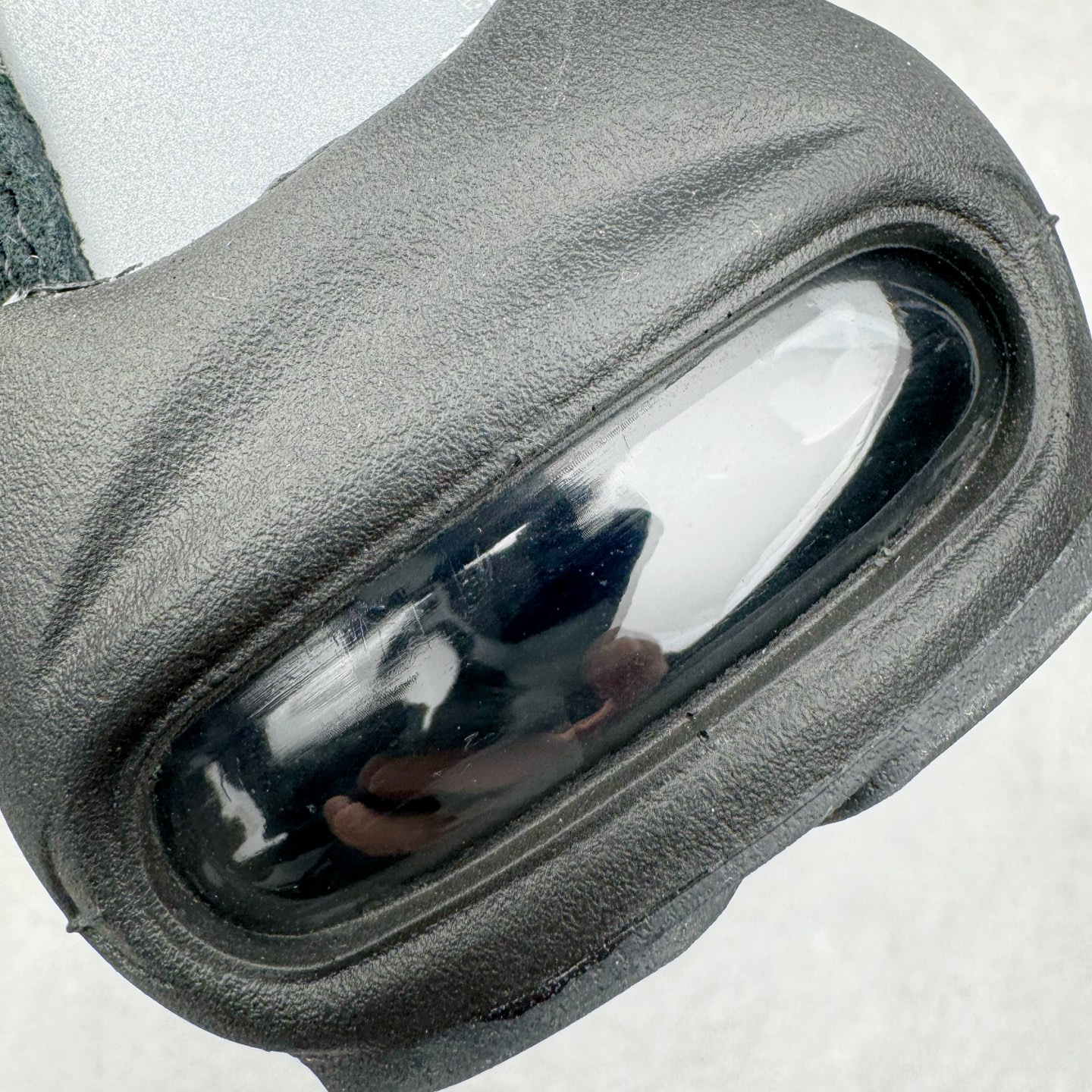 图片[14]-＃GX纯原 CDG x NK Air Max 95 联名复古减震防滑低帮气垫跑步鞋 纯黑 CU8406-001 鞋款设计灵感源于人体构造 中底设计基于人体的脊柱构造 是整体设计的核心 尼龙孔眼代表了肋骨 而分层式面板和网眼象征着肌肉纤维和肉体组织 Air Max 95采用了两个独立的吹塑成型的Air-Sole单元 并首次在前掌使用可视化气垫设计 Swoosh logo夜当作一个 点符号放在了鞋子的后帮位置 20年的发展让 AIR MAX 95有了不同的故事 20年后再度面向世人的时候 焕然一新的面貌 让人有了另外一种清新脱俗的感觉 尺码：40 40.5 41 42 42.5 43 44 44.5 45 45.5 46 47.5 48.5-选品中心