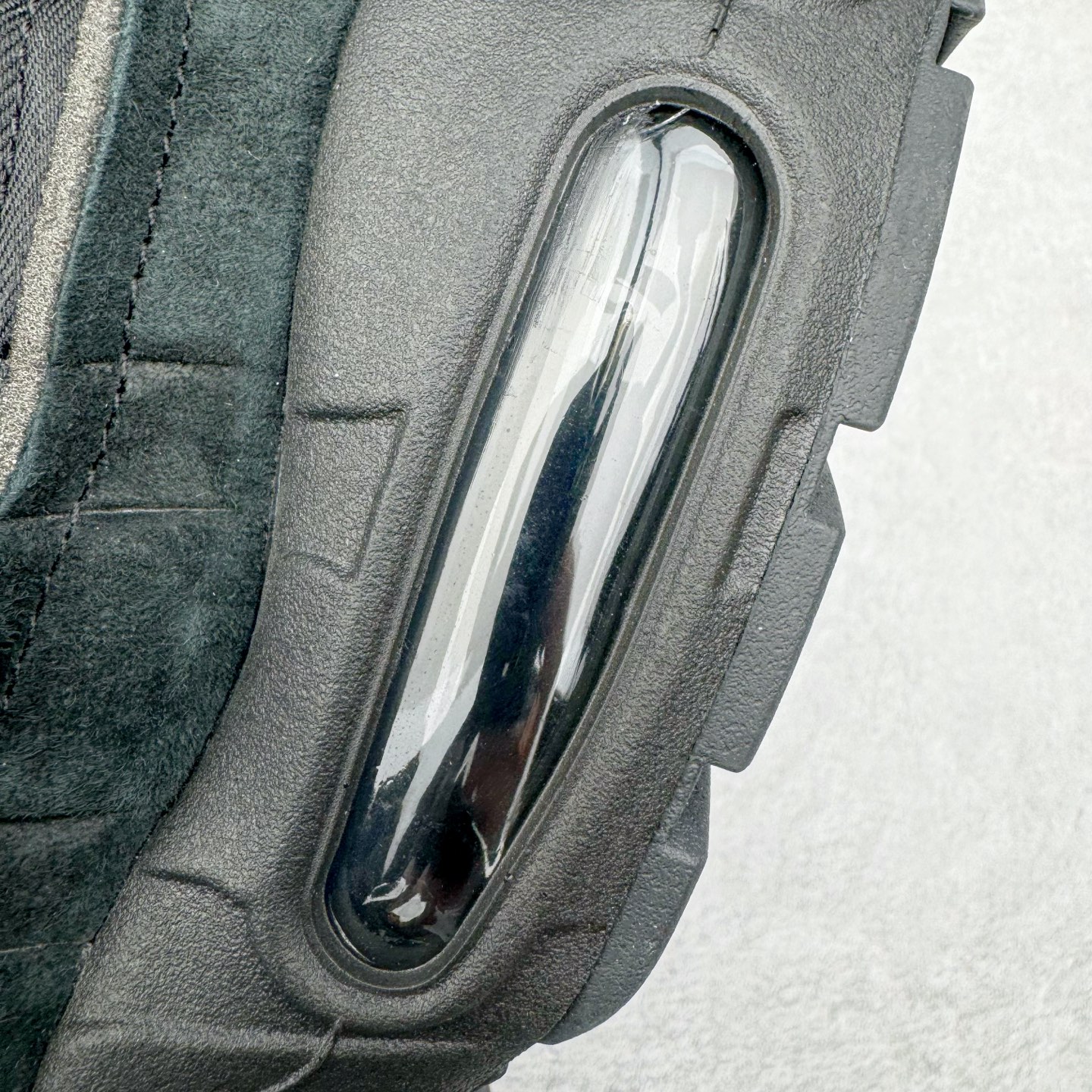 图片[15]-＃GX纯原 CDG x NK Air Max 95 联名复古减震防滑低帮气垫跑步鞋 纯黑 CU8406-001 鞋款设计灵感源于人体构造 中底设计基于人体的脊柱构造 是整体设计的核心 尼龙孔眼代表了肋骨 而分层式面板和网眼象征着肌肉纤维和肉体组织 Air Max 95采用了两个独立的吹塑成型的Air-Sole单元 并首次在前掌使用可视化气垫设计 Swoosh logo夜当作一个 点符号放在了鞋子的后帮位置 20年的发展让 AIR MAX 95有了不同的故事 20年后再度面向世人的时候 焕然一新的面貌 让人有了另外一种清新脱俗的感觉 尺码：40 40.5 41 42 42.5 43 44 44.5 45 45.5 46 47.5 48.5-选品中心