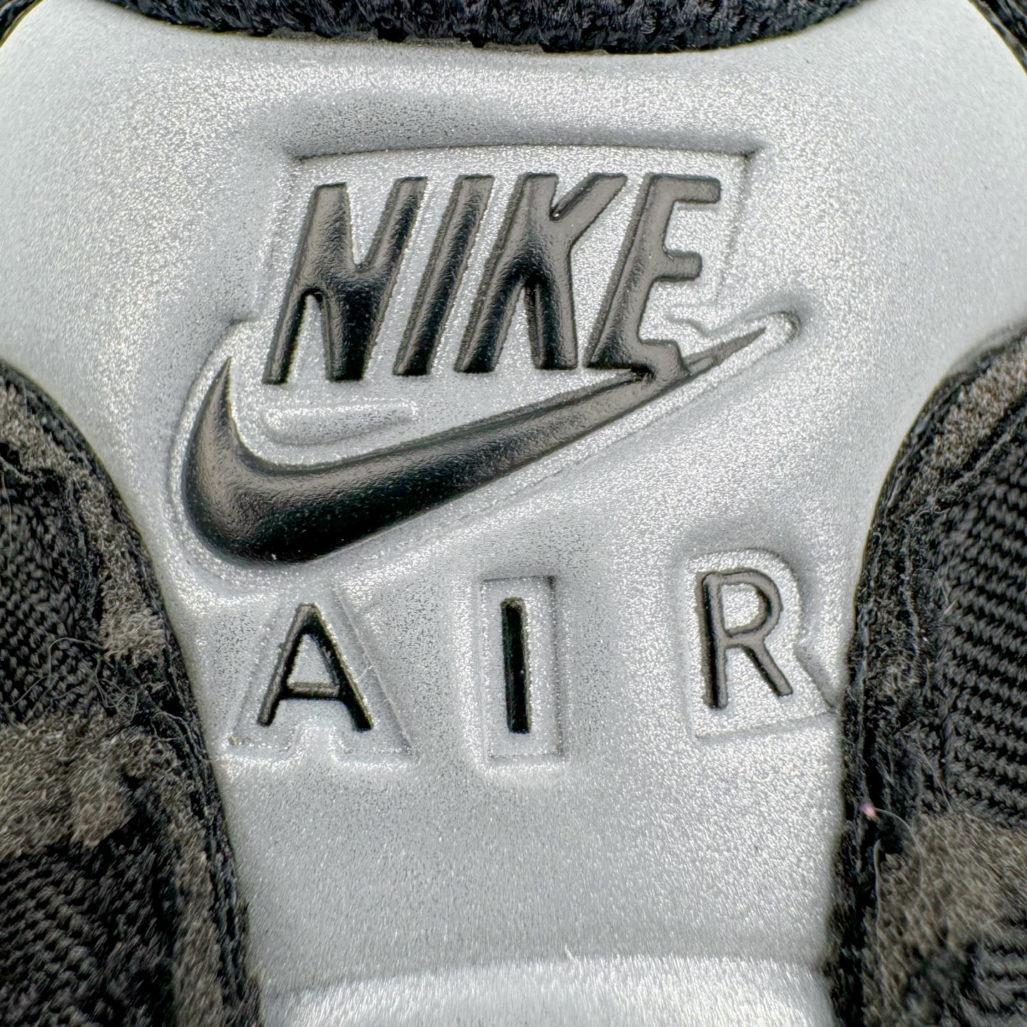 图片[17]-＃GX纯原 CDG x NK Air Max 95 联名复古减震防滑低帮气垫跑步鞋 纯黑 CU8406-001 鞋款设计灵感源于人体构造 中底设计基于人体的脊柱构造 是整体设计的核心 尼龙孔眼代表了肋骨 而分层式面板和网眼象征着肌肉纤维和肉体组织 Air Max 95采用了两个独立的吹塑成型的Air-Sole单元 并首次在前掌使用可视化气垫设计 Swoosh logo夜当作一个 点符号放在了鞋子的后帮位置 20年的发展让 AIR MAX 95有了不同的故事 20年后再度面向世人的时候 焕然一新的面貌 让人有了另外一种清新脱俗的感觉 尺码：40 40.5 41 42 42.5 43 44 44.5 45 45.5 46 47.5 48.5-选品中心