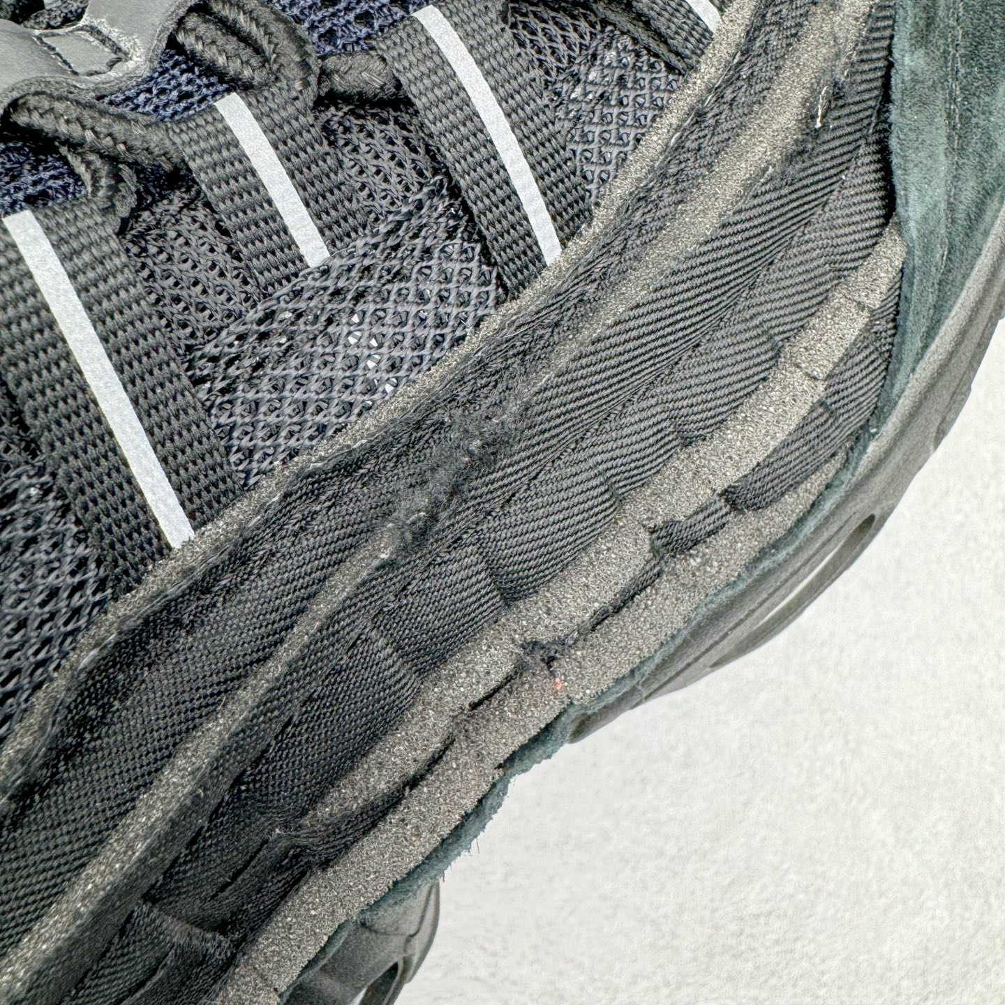 图片[21]-＃GX纯原 CDG x NK Air Max 95 联名复古减震防滑低帮气垫跑步鞋 纯黑 CU8406-001 鞋款设计灵感源于人体构造 中底设计基于人体的脊柱构造 是整体设计的核心 尼龙孔眼代表了肋骨 而分层式面板和网眼象征着肌肉纤维和肉体组织 Air Max 95采用了两个独立的吹塑成型的Air-Sole单元 并首次在前掌使用可视化气垫设计 Swoosh logo夜当作一个 点符号放在了鞋子的后帮位置 20年的发展让 AIR MAX 95有了不同的故事 20年后再度面向世人的时候 焕然一新的面貌 让人有了另外一种清新脱俗的感觉 尺码：40 40.5 41 42 42.5 43 44 44.5 45 45.5 46 47.5 48.5-选品中心