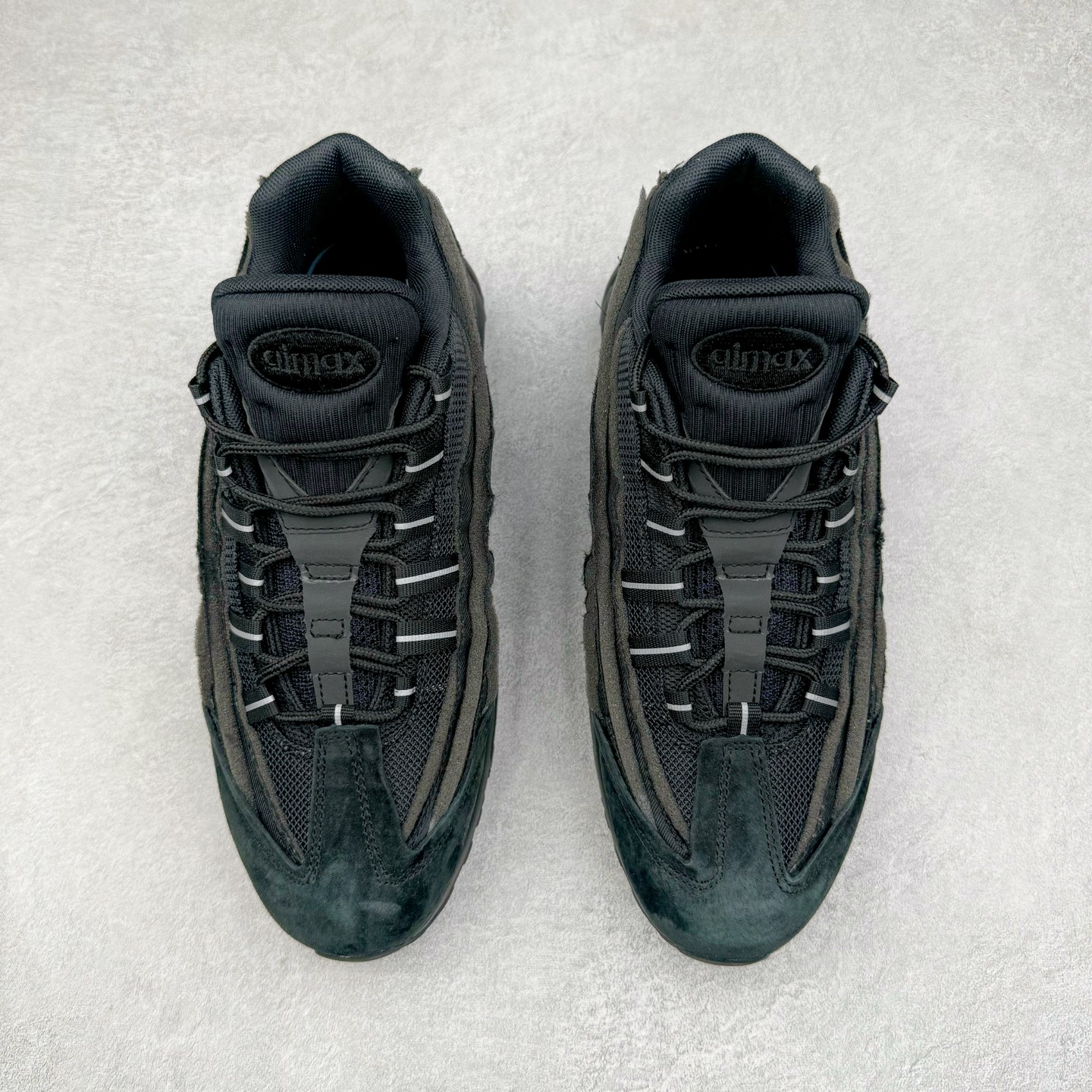 图片[2]-＃GX纯原 CDG x NK Air Max 95 联名复古减震防滑低帮气垫跑步鞋 纯黑 CU8406-001 鞋款设计灵感源于人体构造 中底设计基于人体的脊柱构造 是整体设计的核心 尼龙孔眼代表了肋骨 而分层式面板和网眼象征着肌肉纤维和肉体组织 Air Max 95采用了两个独立的吹塑成型的Air-Sole单元 并首次在前掌使用可视化气垫设计 Swoosh logo夜当作一个 点符号放在了鞋子的后帮位置 20年的发展让 AIR MAX 95有了不同的故事 20年后再度面向世人的时候 焕然一新的面貌 让人有了另外一种清新脱俗的感觉 尺码：40 40.5 41 42 42.5 43 44 44.5 45 45.5 46 47.5 48.5-选品中心