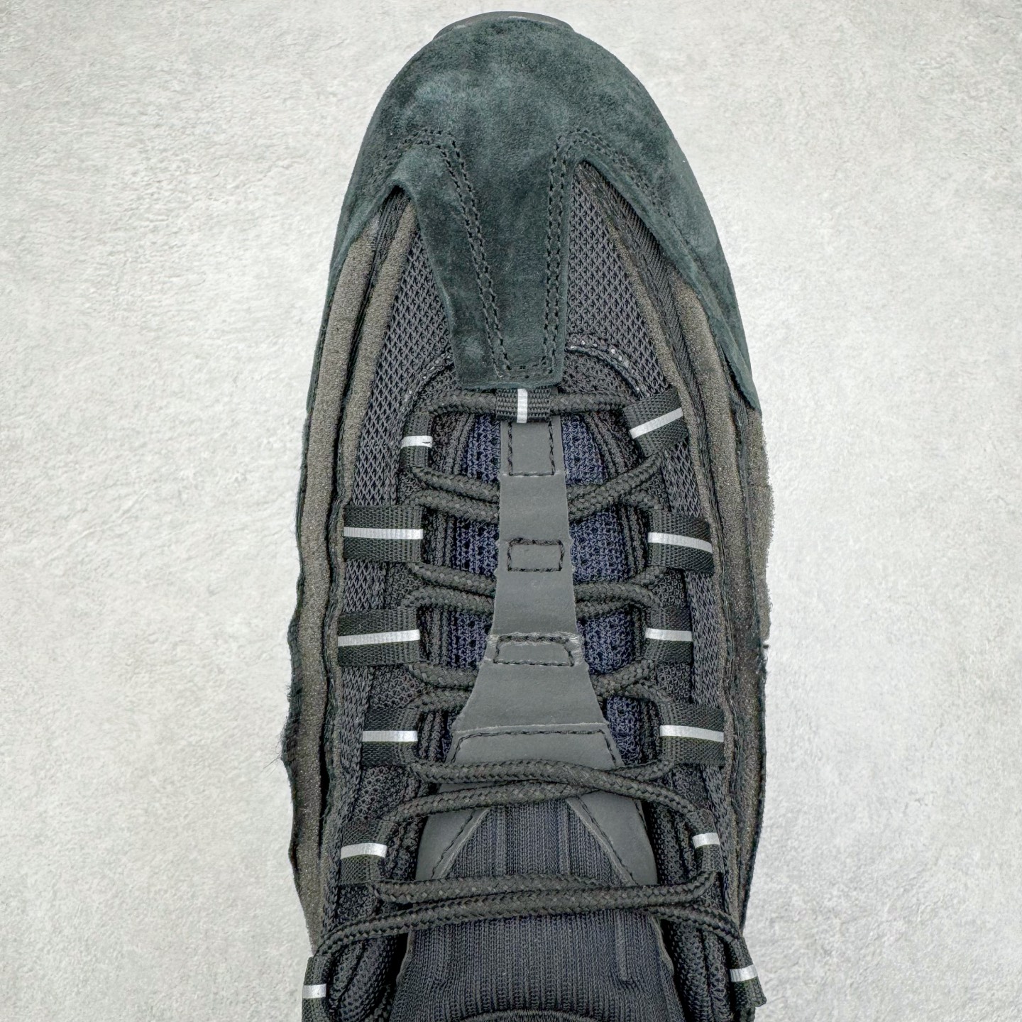 图片[4]-＃GX纯原 CDG x NK Air Max 95 联名复古减震防滑低帮气垫跑步鞋 纯黑 CU8406-001 鞋款设计灵感源于人体构造 中底设计基于人体的脊柱构造 是整体设计的核心 尼龙孔眼代表了肋骨 而分层式面板和网眼象征着肌肉纤维和肉体组织 Air Max 95采用了两个独立的吹塑成型的Air-Sole单元 并首次在前掌使用可视化气垫设计 Swoosh logo夜当作一个 点符号放在了鞋子的后帮位置 20年的发展让 AIR MAX 95有了不同的故事 20年后再度面向世人的时候 焕然一新的面貌 让人有了另外一种清新脱俗的感觉 尺码：40 40.5 41 42 42.5 43 44 44.5 45 45.5 46 47.5 48.5-选品中心