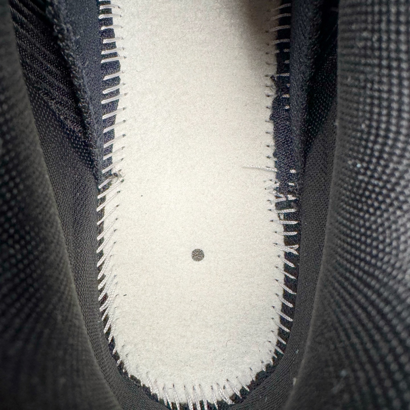 图片[11]-＃GX纯原 CDG x NK Air Max 95 联名复古减震防滑低帮气垫跑步鞋 纯黑 CU8406-001 鞋款设计灵感源于人体构造 中底设计基于人体的脊柱构造 是整体设计的核心 尼龙孔眼代表了肋骨 而分层式面板和网眼象征着肌肉纤维和肉体组织 Air Max 95采用了两个独立的吹塑成型的Air-Sole单元 并首次在前掌使用可视化气垫设计 Swoosh logo夜当作一个 点符号放在了鞋子的后帮位置 20年的发展让 AIR MAX 95有了不同的故事 20年后再度面向世人的时候 焕然一新的面貌 让人有了另外一种清新脱俗的感觉 尺码：40 40.5 41 42 42.5 43 44 44.5 45 45.5 46 47.5 48.5-选品中心