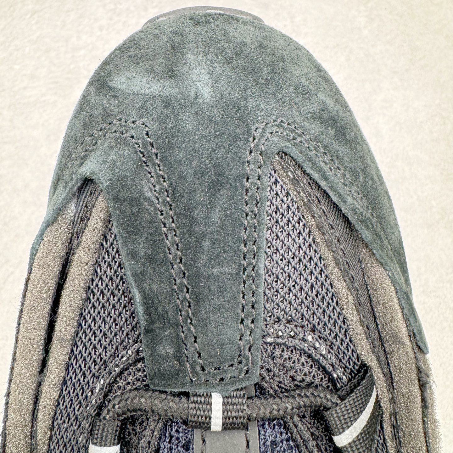 图片[22]-＃GX纯原 CDG x NK Air Max 95 联名复古减震防滑低帮气垫跑步鞋 纯黑 CU8406-001 鞋款设计灵感源于人体构造 中底设计基于人体的脊柱构造 是整体设计的核心 尼龙孔眼代表了肋骨 而分层式面板和网眼象征着肌肉纤维和肉体组织 Air Max 95采用了两个独立的吹塑成型的Air-Sole单元 并首次在前掌使用可视化气垫设计 Swoosh logo夜当作一个 点符号放在了鞋子的后帮位置 20年的发展让 AIR MAX 95有了不同的故事 20年后再度面向世人的时候 焕然一新的面貌 让人有了另外一种清新脱俗的感觉 尺码：40 40.5 41 42 42.5 43 44 44.5 45 45.5 46 47.5 48.5-选品中心