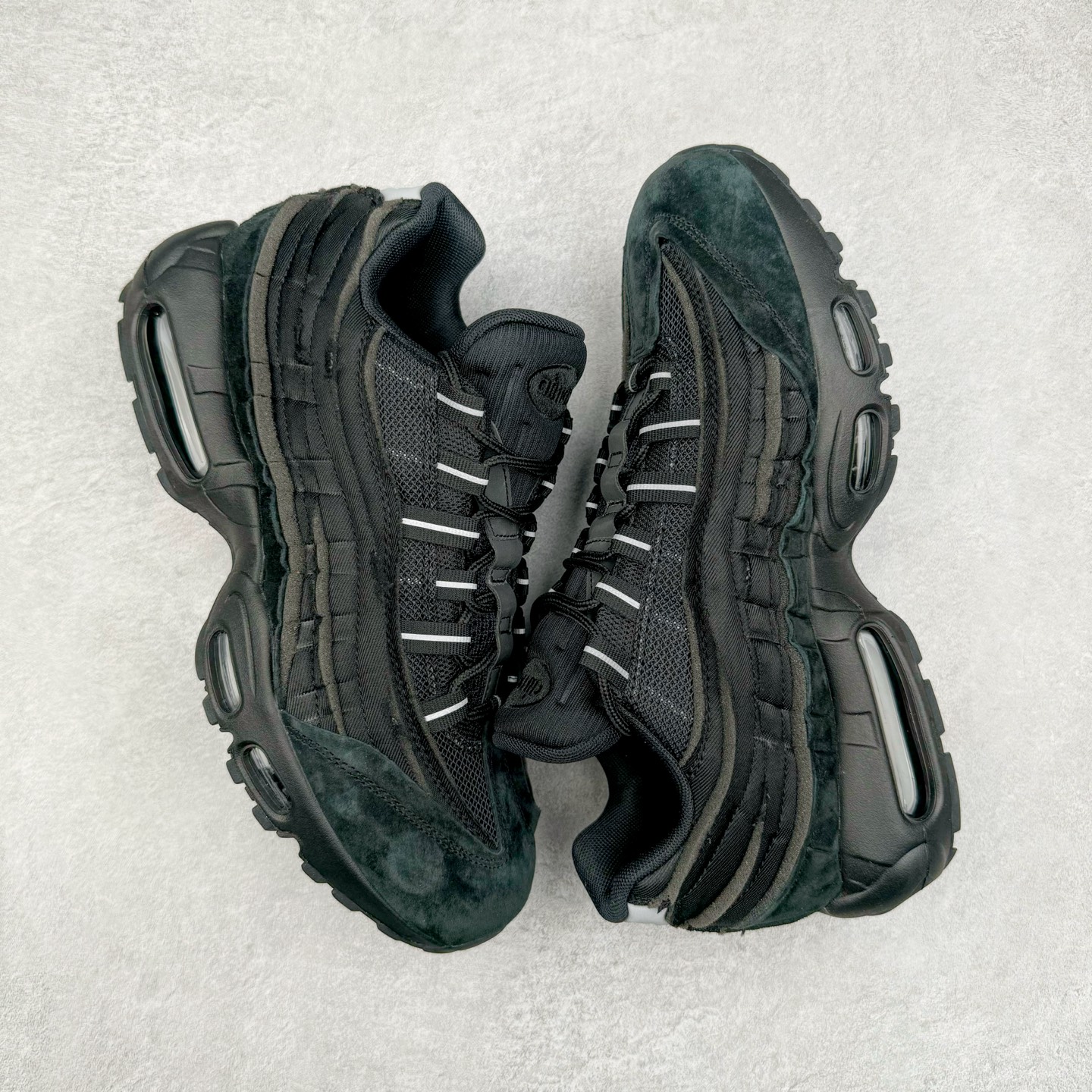 图片[3]-＃GX纯原 CDG x NK Air Max 95 联名复古减震防滑低帮气垫跑步鞋 纯黑 CU8406-001 鞋款设计灵感源于人体构造 中底设计基于人体的脊柱构造 是整体设计的核心 尼龙孔眼代表了肋骨 而分层式面板和网眼象征着肌肉纤维和肉体组织 Air Max 95采用了两个独立的吹塑成型的Air-Sole单元 并首次在前掌使用可视化气垫设计 Swoosh logo夜当作一个 点符号放在了鞋子的后帮位置 20年的发展让 AIR MAX 95有了不同的故事 20年后再度面向世人的时候 焕然一新的面貌 让人有了另外一种清新脱俗的感觉 尺码：40 40.5 41 42 42.5 43 44 44.5 45 45.5 46 47.5 48.5-选品中心