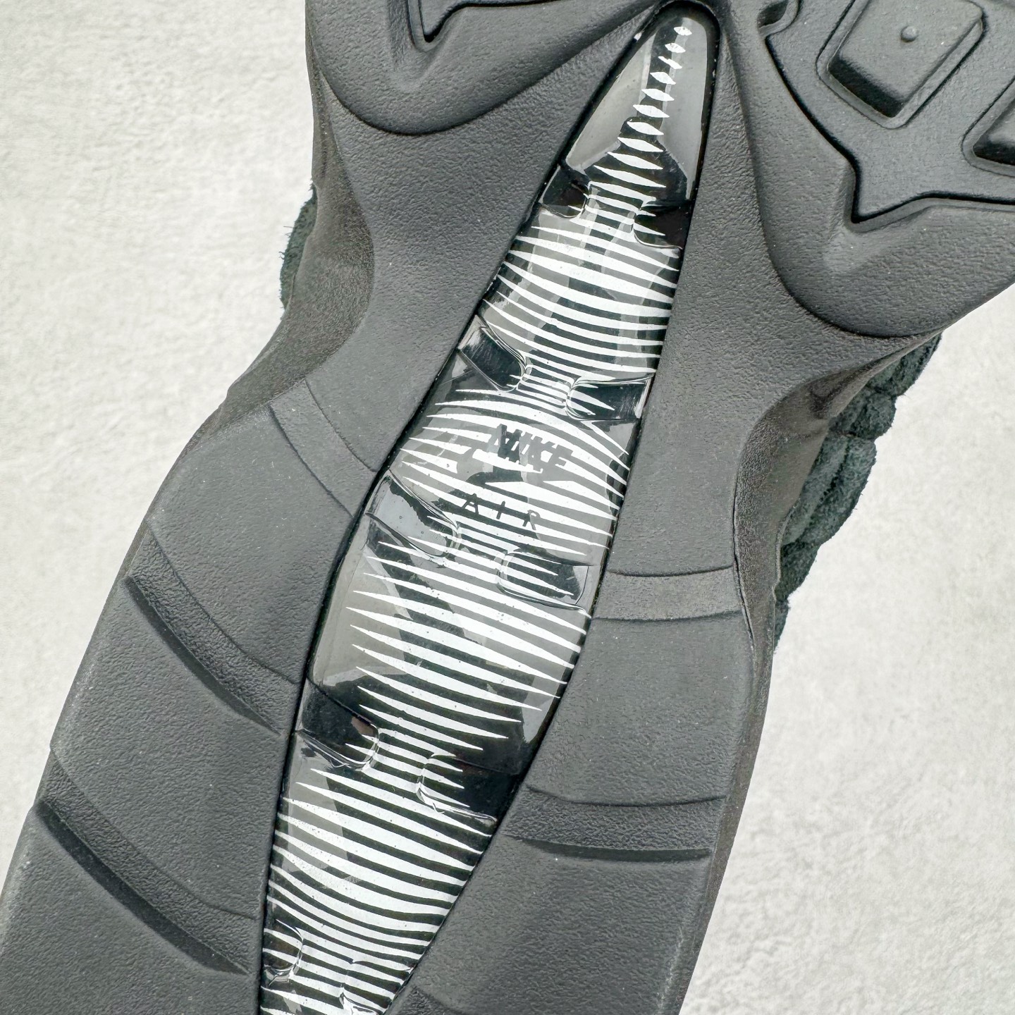 图片[10]-＃GX纯原 CDG x NK Air Max 95 联名复古减震防滑低帮气垫跑步鞋 纯黑 CU8406-001 鞋款设计灵感源于人体构造 中底设计基于人体的脊柱构造 是整体设计的核心 尼龙孔眼代表了肋骨 而分层式面板和网眼象征着肌肉纤维和肉体组织 Air Max 95采用了两个独立的吹塑成型的Air-Sole单元 并首次在前掌使用可视化气垫设计 Swoosh logo夜当作一个 点符号放在了鞋子的后帮位置 20年的发展让 AIR MAX 95有了不同的故事 20年后再度面向世人的时候 焕然一新的面貌 让人有了另外一种清新脱俗的感觉 尺码：40 40.5 41 42 42.5 43 44 44.5 45 45.5 46 47.5 48.5-选品中心