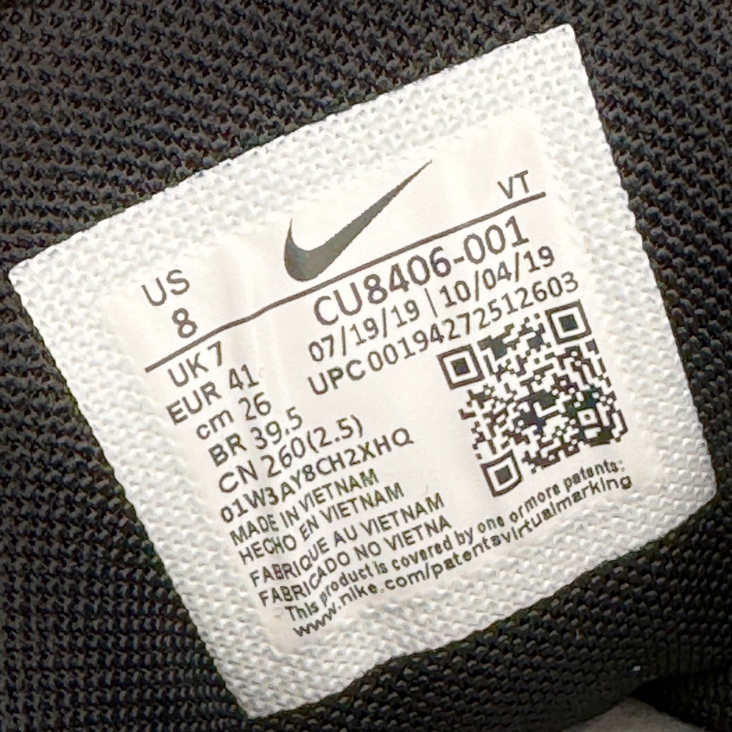 图片[13]-＃GX纯原 CDG x NK Air Max 95 联名复古减震防滑低帮气垫跑步鞋 纯黑 CU8406-001 鞋款设计灵感源于人体构造 中底设计基于人体的脊柱构造 是整体设计的核心 尼龙孔眼代表了肋骨 而分层式面板和网眼象征着肌肉纤维和肉体组织 Air Max 95采用了两个独立的吹塑成型的Air-Sole单元 并首次在前掌使用可视化气垫设计 Swoosh logo夜当作一个 点符号放在了鞋子的后帮位置 20年的发展让 AIR MAX 95有了不同的故事 20年后再度面向世人的时候 焕然一新的面貌 让人有了另外一种清新脱俗的感觉 尺码：40 40.5 41 42 42.5 43 44 44.5 45 45.5 46 47.5 48.5-选品中心