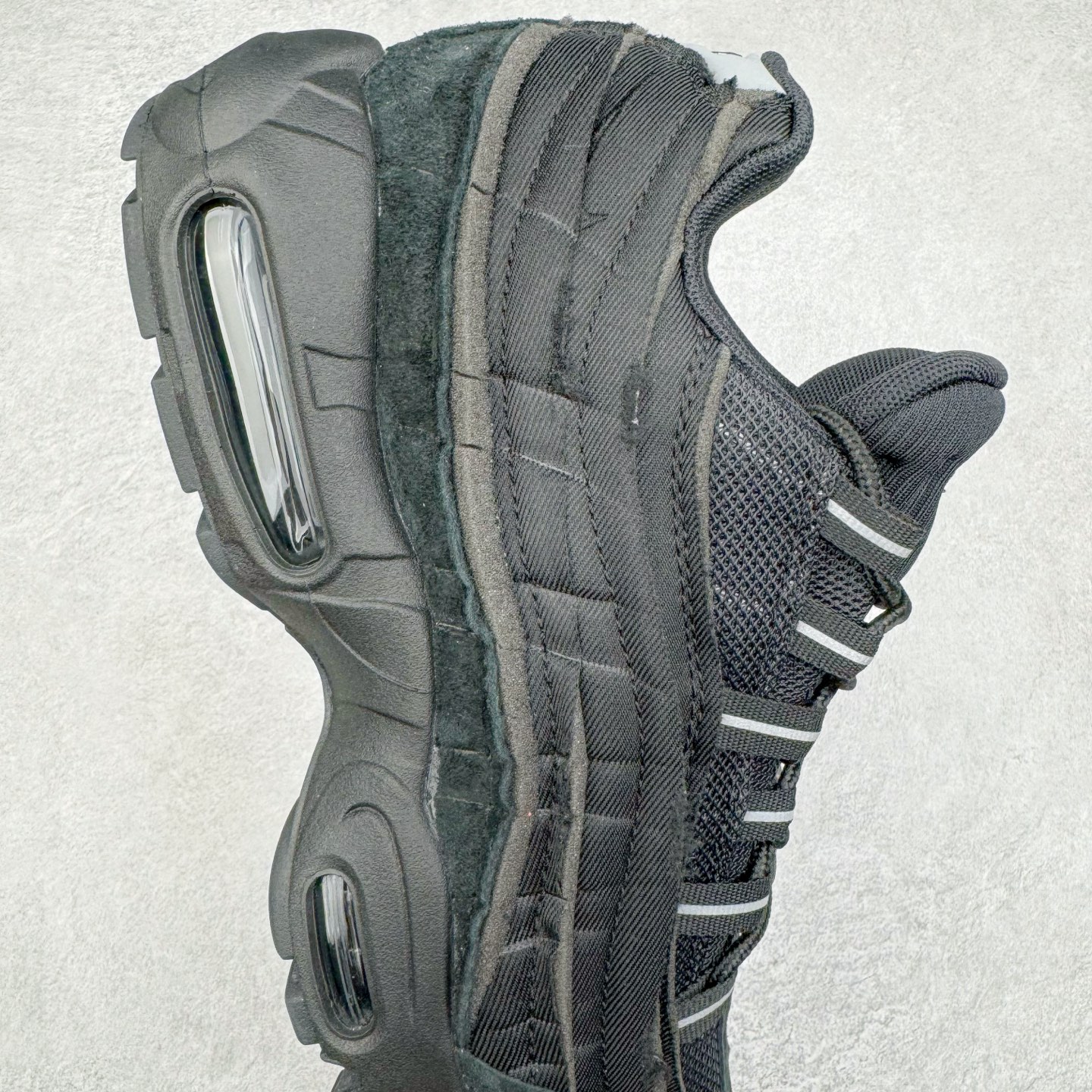 图片[6]-＃GX纯原 CDG x NK Air Max 95 联名复古减震防滑低帮气垫跑步鞋 纯黑 CU8406-001 鞋款设计灵感源于人体构造 中底设计基于人体的脊柱构造 是整体设计的核心 尼龙孔眼代表了肋骨 而分层式面板和网眼象征着肌肉纤维和肉体组织 Air Max 95采用了两个独立的吹塑成型的Air-Sole单元 并首次在前掌使用可视化气垫设计 Swoosh logo夜当作一个 点符号放在了鞋子的后帮位置 20年的发展让 AIR MAX 95有了不同的故事 20年后再度面向世人的时候 焕然一新的面貌 让人有了另外一种清新脱俗的感觉 尺码：40 40.5 41 42 42.5 43 44 44.5 45 45.5 46 47.5 48.5-选品中心