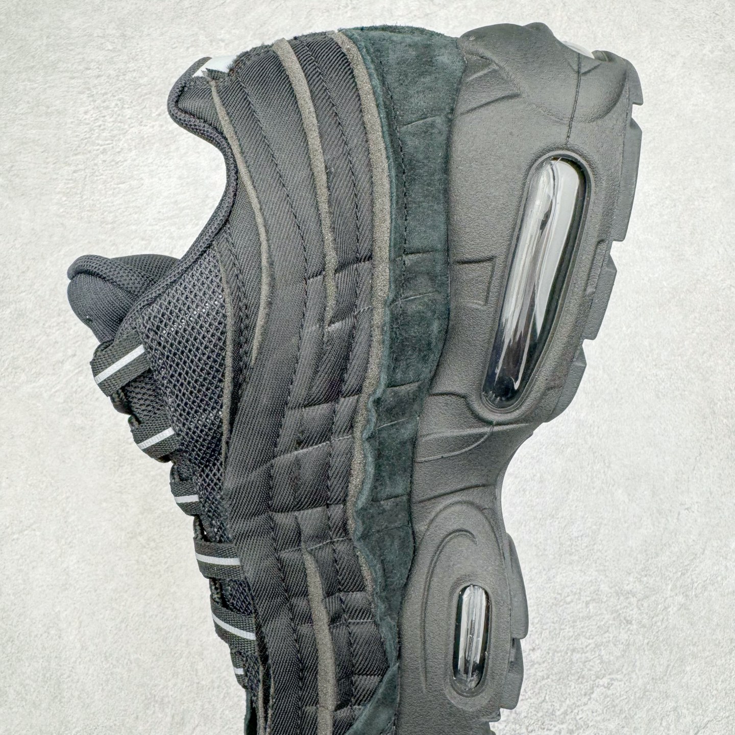 图片[7]-＃GX纯原 CDG x NK Air Max 95 联名复古减震防滑低帮气垫跑步鞋 纯黑 CU8406-001 鞋款设计灵感源于人体构造 中底设计基于人体的脊柱构造 是整体设计的核心 尼龙孔眼代表了肋骨 而分层式面板和网眼象征着肌肉纤维和肉体组织 Air Max 95采用了两个独立的吹塑成型的Air-Sole单元 并首次在前掌使用可视化气垫设计 Swoosh logo夜当作一个 点符号放在了鞋子的后帮位置 20年的发展让 AIR MAX 95有了不同的故事 20年后再度面向世人的时候 焕然一新的面貌 让人有了另外一种清新脱俗的感觉 尺码：40 40.5 41 42 42.5 43 44 44.5 45 45.5 46 47.5 48.5-选品中心