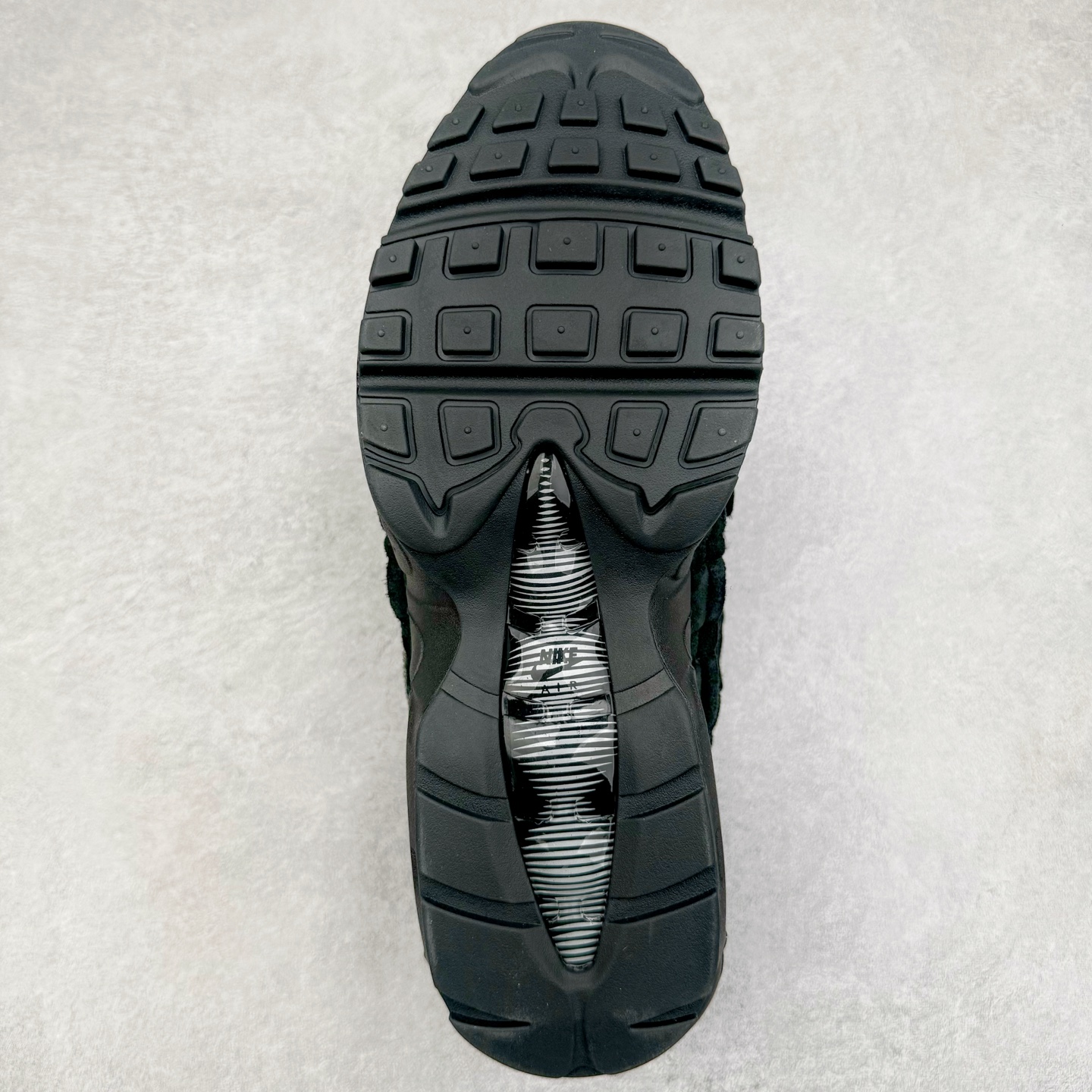 图片[9]-＃GX纯原 CDG x NK Air Max 95 联名复古减震防滑低帮气垫跑步鞋 纯黑 CU8406-001 鞋款设计灵感源于人体构造 中底设计基于人体的脊柱构造 是整体设计的核心 尼龙孔眼代表了肋骨 而分层式面板和网眼象征着肌肉纤维和肉体组织 Air Max 95采用了两个独立的吹塑成型的Air-Sole单元 并首次在前掌使用可视化气垫设计 Swoosh logo夜当作一个 点符号放在了鞋子的后帮位置 20年的发展让 AIR MAX 95有了不同的故事 20年后再度面向世人的时候 焕然一新的面貌 让人有了另外一种清新脱俗的感觉 尺码：40 40.5 41 42 42.5 43 44 44.5 45 45.5 46 47.5 48.5-选品中心