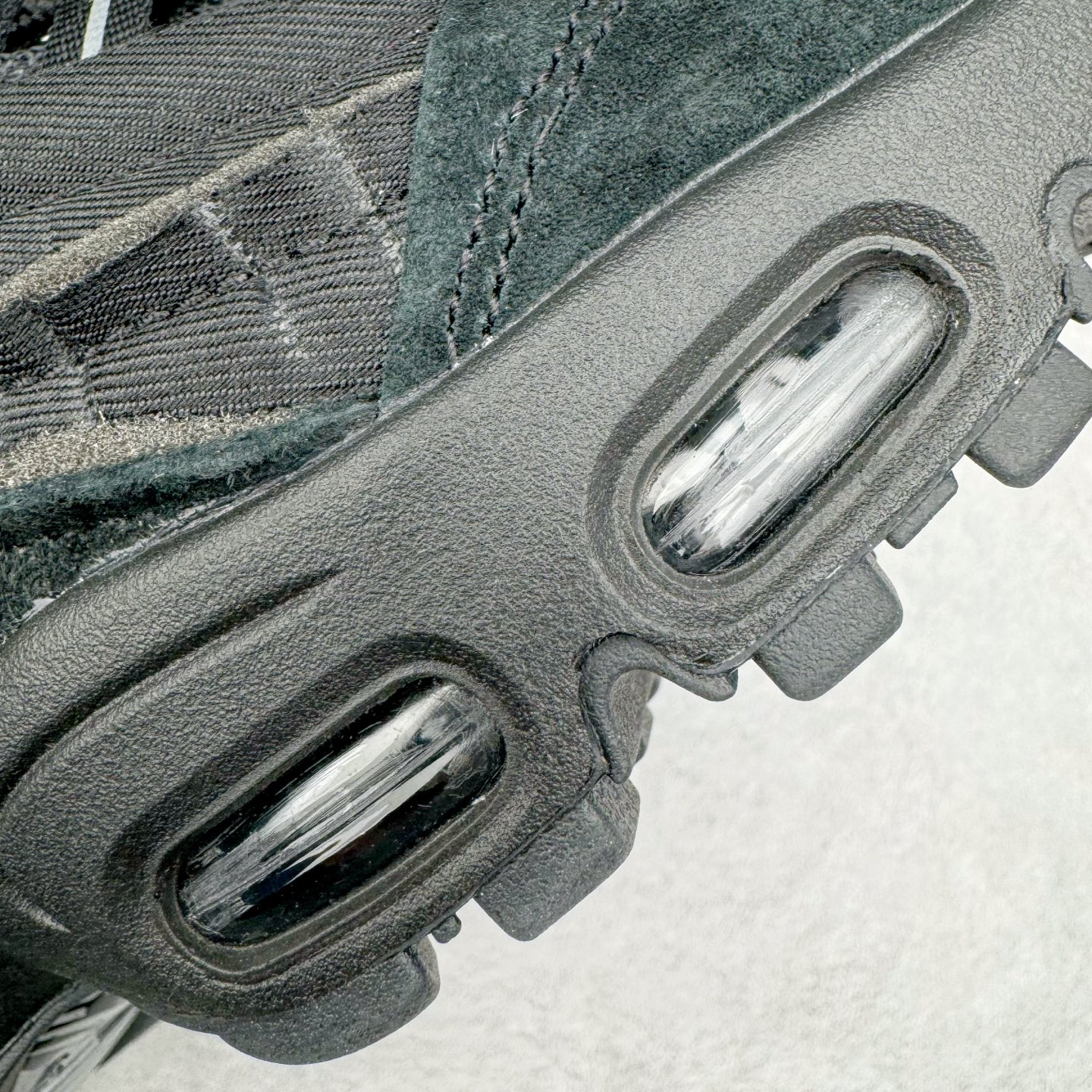 图片[20]-＃GX纯原 CDG x NK Air Max 95 联名复古减震防滑低帮气垫跑步鞋 纯黑 CU8406-001 鞋款设计灵感源于人体构造 中底设计基于人体的脊柱构造 是整体设计的核心 尼龙孔眼代表了肋骨 而分层式面板和网眼象征着肌肉纤维和肉体组织 Air Max 95采用了两个独立的吹塑成型的Air-Sole单元 并首次在前掌使用可视化气垫设计 Swoosh logo夜当作一个 点符号放在了鞋子的后帮位置 20年的发展让 AIR MAX 95有了不同的故事 20年后再度面向世人的时候 焕然一新的面貌 让人有了另外一种清新脱俗的感觉 尺码：40 40.5 41 42 42.5 43 44 44.5 45 45.5 46 47.5 48.5-选品中心