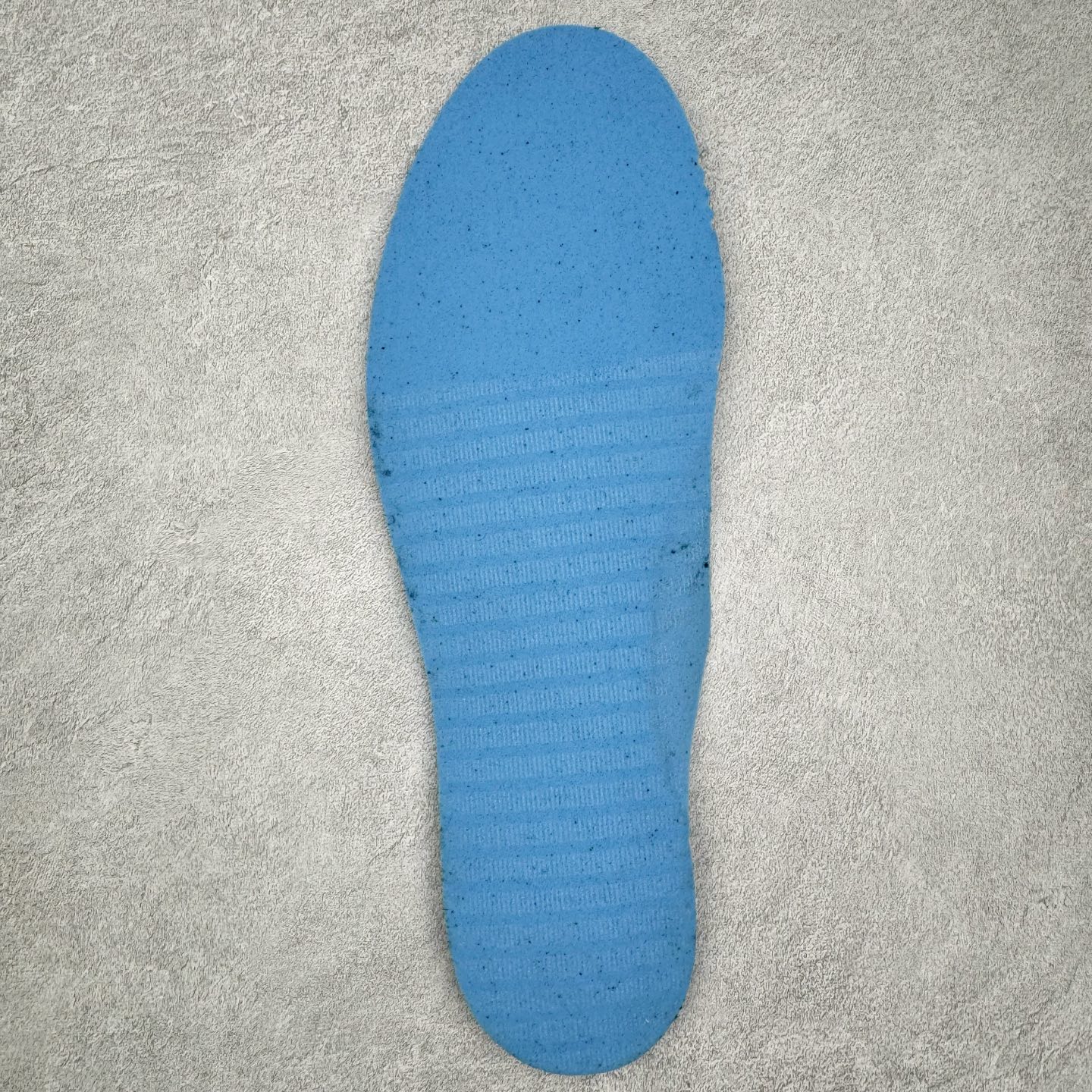 图片[12]-＃GX纯原 CDG x NK Air Max 95 联名复古减震防滑低帮气垫跑步鞋 纯黑 CU8406-001 鞋款设计灵感源于人体构造 中底设计基于人体的脊柱构造 是整体设计的核心 尼龙孔眼代表了肋骨 而分层式面板和网眼象征着肌肉纤维和肉体组织 Air Max 95采用了两个独立的吹塑成型的Air-Sole单元 并首次在前掌使用可视化气垫设计 Swoosh logo夜当作一个 点符号放在了鞋子的后帮位置 20年的发展让 AIR MAX 95有了不同的故事 20年后再度面向世人的时候 焕然一新的面貌 让人有了另外一种清新脱俗的感觉 尺码：40 40.5 41 42 42.5 43 44 44.5 45 45.5 46 47.5 48.5-选品中心