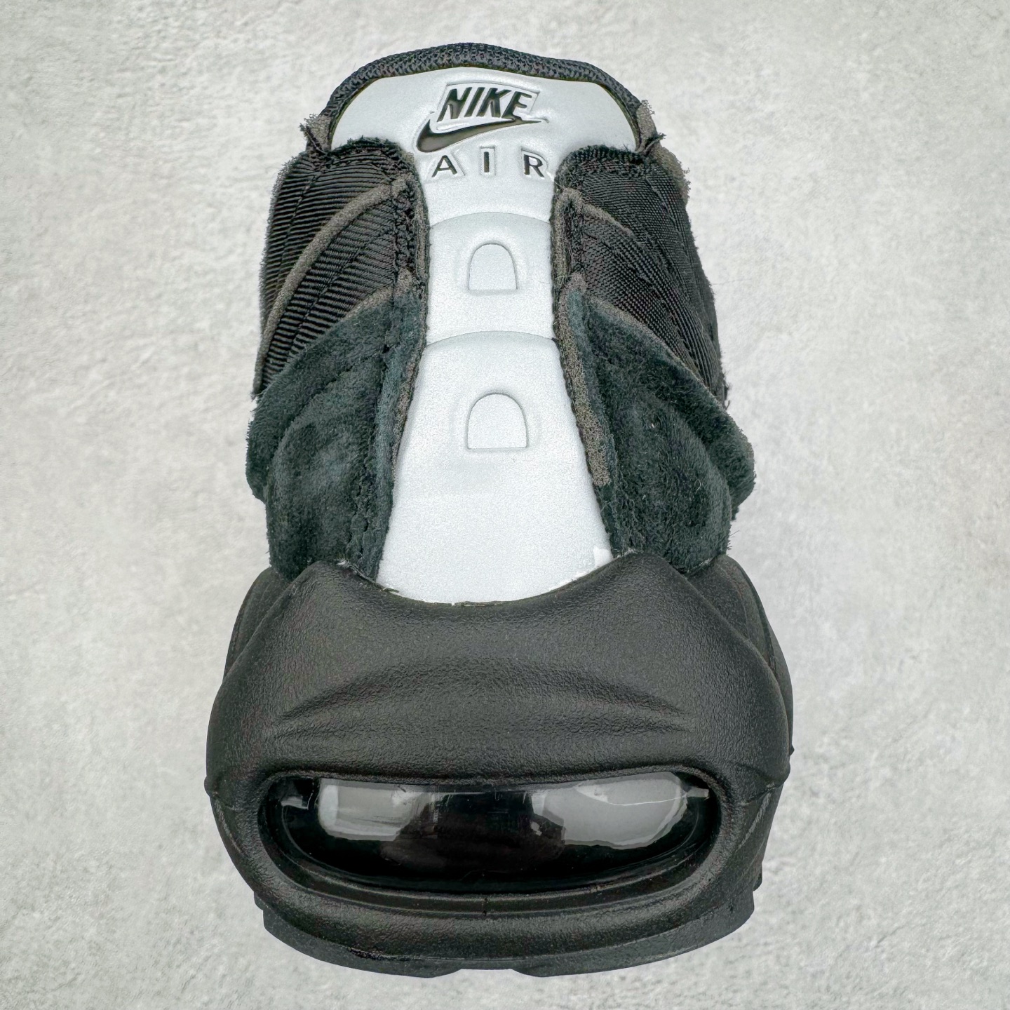 图片[8]-＃GX纯原 CDG x NK Air Max 95 联名复古减震防滑低帮气垫跑步鞋 纯黑 CU8406-001 鞋款设计灵感源于人体构造 中底设计基于人体的脊柱构造 是整体设计的核心 尼龙孔眼代表了肋骨 而分层式面板和网眼象征着肌肉纤维和肉体组织 Air Max 95采用了两个独立的吹塑成型的Air-Sole单元 并首次在前掌使用可视化气垫设计 Swoosh logo夜当作一个 点符号放在了鞋子的后帮位置 20年的发展让 AIR MAX 95有了不同的故事 20年后再度面向世人的时候 焕然一新的面貌 让人有了另外一种清新脱俗的感觉 尺码：40 40.5 41 42 42.5 43 44 44.5 45 45.5 46 47.5 48.5-选品中心