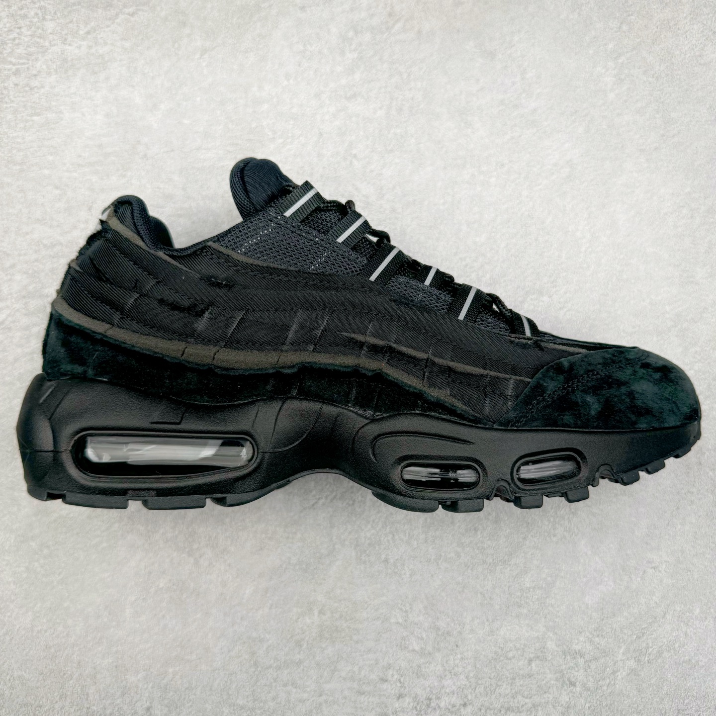 ＃GX纯原 CDG x NK Air Max 95 联名复古减震防滑低帮气垫跑步鞋 纯黑 CU8406-001 鞋款设计灵感源于人体构造 中底设计基于人体的脊柱构造 是整体设计的核心 尼龙孔眼代表了肋骨 而分层式面板和网眼象征着肌肉纤维和肉体组织 Air Max 95采用了两个独立的吹塑成型的Air-Sole单元 并首次在前掌使用可视化气垫设计 Swoosh logo夜当作一个 点符号放在了鞋子的后帮位置 20年的发展让 AIR MAX 95有了不同的故事 20年后再度面向世人的时候 焕然一新的面貌 让人有了另外一种清新脱俗的感觉 尺码：40 40.5 41 42 42.5 43 44 44.5 45 45.5 46 47.5 48.5-选品中心