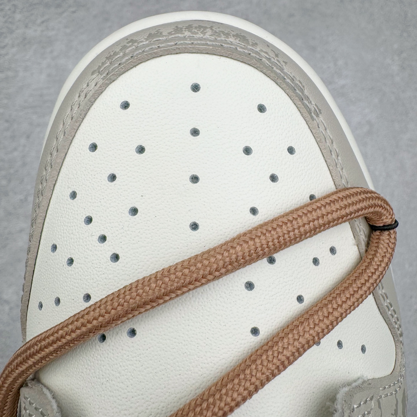 图片[16]-＃YC纯原 NK Dunk Low 荒芜尽头 FB7160-161 定制系列天花板 无原鞋不开发 全系列得物原鞋一比一校对开发 配色持续更新中 终端对接 优势输出 全套原厂楦头原纸板数据档案倾力打造 原汁原味莞产 极致还原 圈内最强针车工艺 高端零售指定版 广东原厂配套原盒原标 鞋盒分三个尺码段 原厂冲刀 超高清洁度 全鞋零毛边皮料切割 采用原厂百宏鞋带以及原厂百宏织唛舌标 内标可供原厂几率过验 进口原装条纹中底布 四线拉帮白色点胶 原厂拉帮手法遵循公司 原厂电绣 极致还原 尺码：36 36.5 37.5 38 38.5 39 40 40.5 41 42 42.5 43 44 44.5 45 46-选品中心