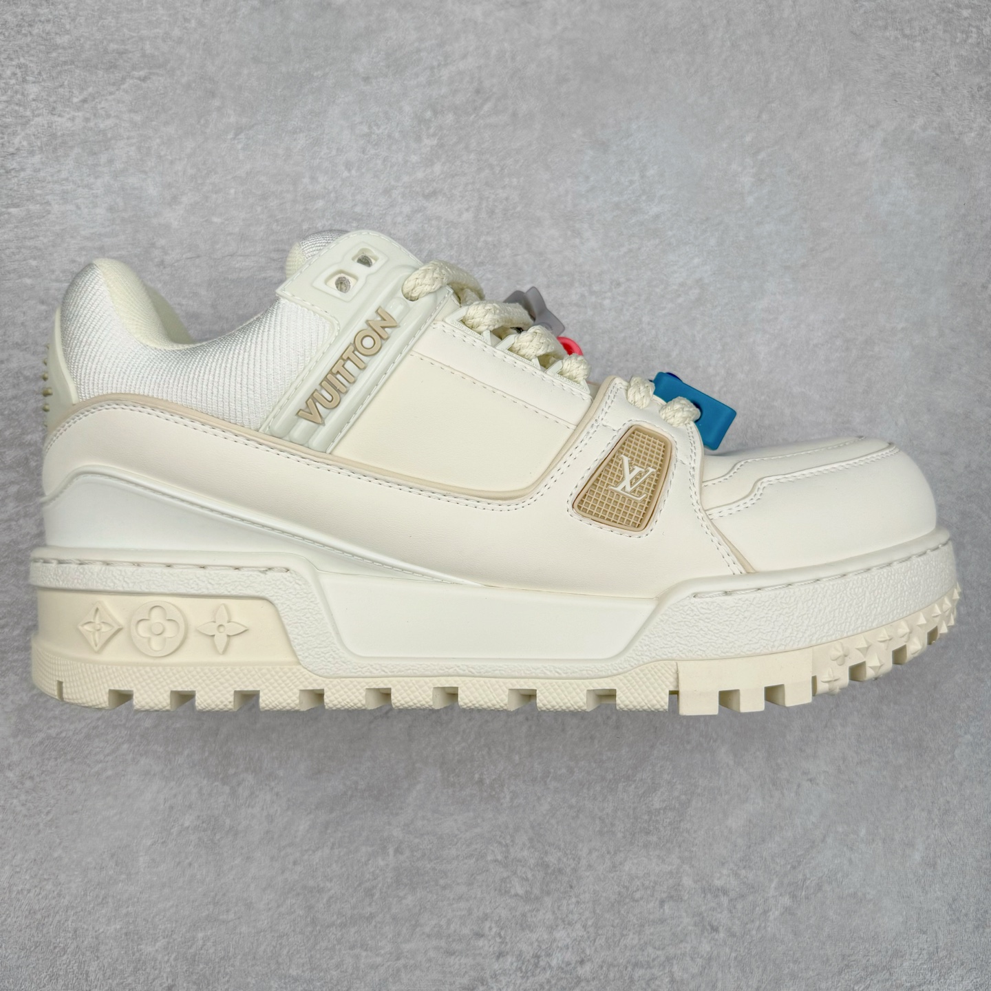 ＃K1 lv Trainer Maxi 小胖丁系列面包鞋 驴牌23S时尚走秀款 原版购入开发历时半年开发打造 原版完美楦型 多次调试 达到还原99% 鞋面独家订制细柔小牛皮 厚实织物鞋带 独家私模超轻TPU大底 原配扣子串珠 正确原装黄色鞋盒 正确中底印花 鞋面印花3D高频深度立体 全鞋电脑针车 紧密相连 针距密度一致 皮面裁剪部位 统一油边封口工艺 备受瞩目火热面包鞋再次拉满流量 各地网红上脚 立体饱满的彩色面包鞋身 超大版型重新诠释了 Virgil Abloh大热lv运动时装鞋 完美增高5CM Size 36 37 38 39 40 41 42 43 44 45-选品中心