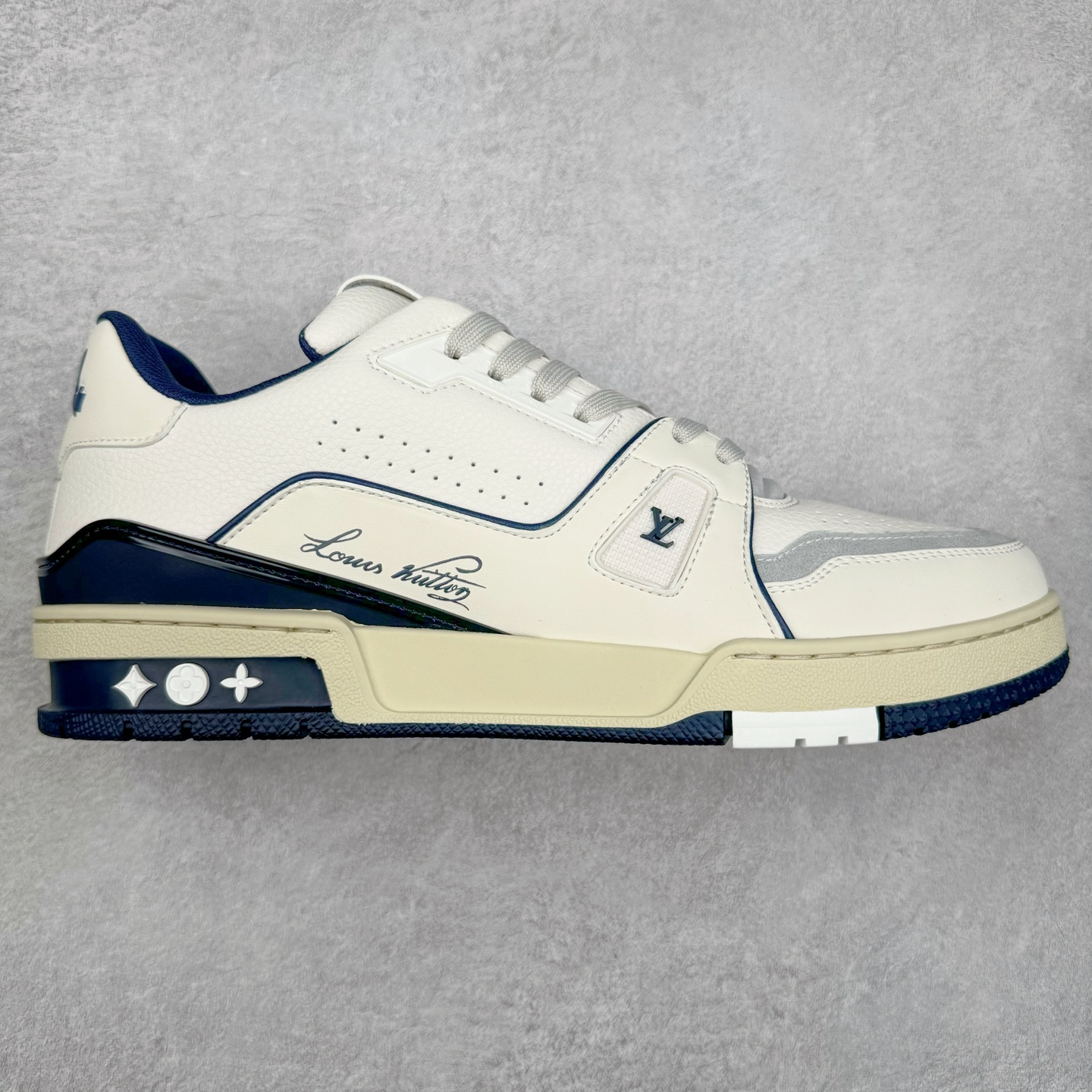 图片[10]-＃K1 Louis Vuitton Trainer lv时装走秀运动鞋 完美鞋型超高的清洁度 零毛边线头瑕疵 全套原楦原纸版原鞋开模 全网最具灵魂的版型 正确原装黄色鞋盒 正确中底印花 鞋面印花3D高频深度立体 全鞋电脑针车 紧密相连 针距密度一致 环保乳胶注塑鞋垫 厚度脚感还原原版 皮面裁剪部位 统一油边封口工艺 原装橡胶大底含胶量大底组合零偏差 专柜全套包装 防尘袋 说明书 质保卡 男女鞋 尺码：35 36 37 38 39 40 41 42 43 44 45-选品中心