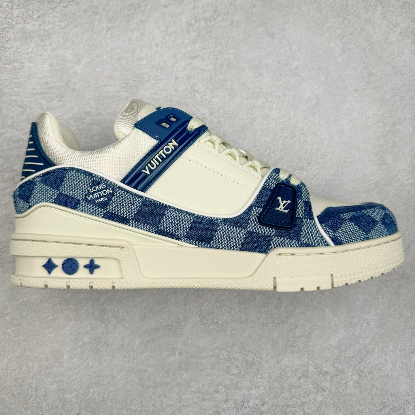 图片[9]-＃K1 Louis Vuitton Trainer lv时装走秀运动鞋 完美鞋型超高的清洁度 零毛边线头瑕疵 全套原楦原纸版原鞋开模 全网最具灵魂的版型 正确原装黄色鞋盒 正确中底印花 鞋面印花3D高频深度立体 全鞋电脑针车 紧密相连 针距密度一致 环保乳胶注塑鞋垫 厚度脚感还原原版 皮面裁剪部位 统一油边封口工艺 原装橡胶大底含胶量大底组合零偏差 专柜全套包装 防尘袋 说明书 质保卡 男女鞋 尺码：35 36 37 38 39 40 41 42 43 44 45-选品中心