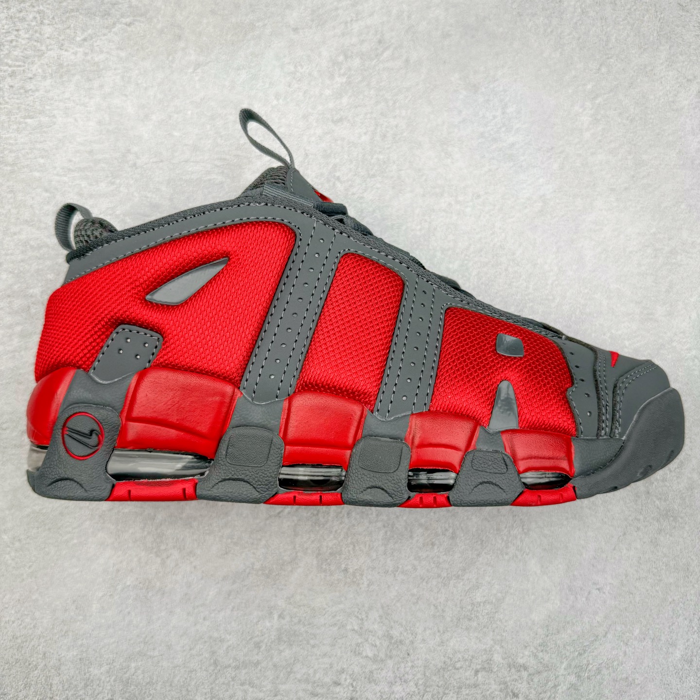 NK Air More Uptempo ’96 OG 皮蓬大AIR复古篮球鞋 FZ3055-100 以流行于街头的涂鸦文化为设计灵感 整体的设计风格夸张而充满魅力 厚实而充满质感的皮质鞋面两侧印刻了一对巨大的字母“AIR”独特炫酷的外观惊艳无比 尺码：36 36.5 37.5 38 38.5 39 40 40.5 41 42 42.5 43 44 44.5 45 46-选品中心