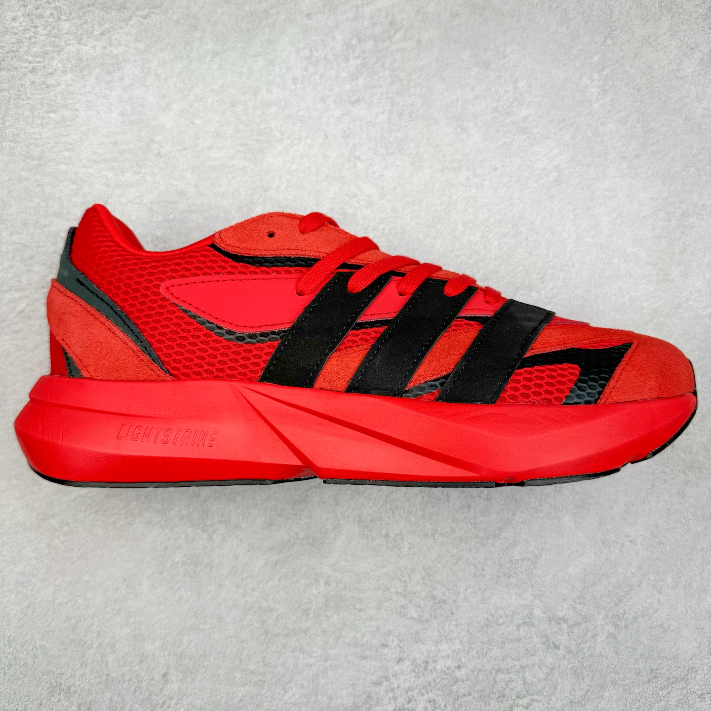 AD LIGHTBLAZE 流光舒适防滑耐磨低帮跑步鞋 JP7307 前卫的专业跑鞋风格造型，LIGHTBLAZE延续了竞速美学的流线轮廓，保留住了与 AdizeroAdios Pro Evo 1相类似厚底理念和「宽三道杠」的视觉元素。尺码：36 36.5 37.5 38 38.5 39 40 40.5 41 42 42.5 43 44 44.5 45-选品中心