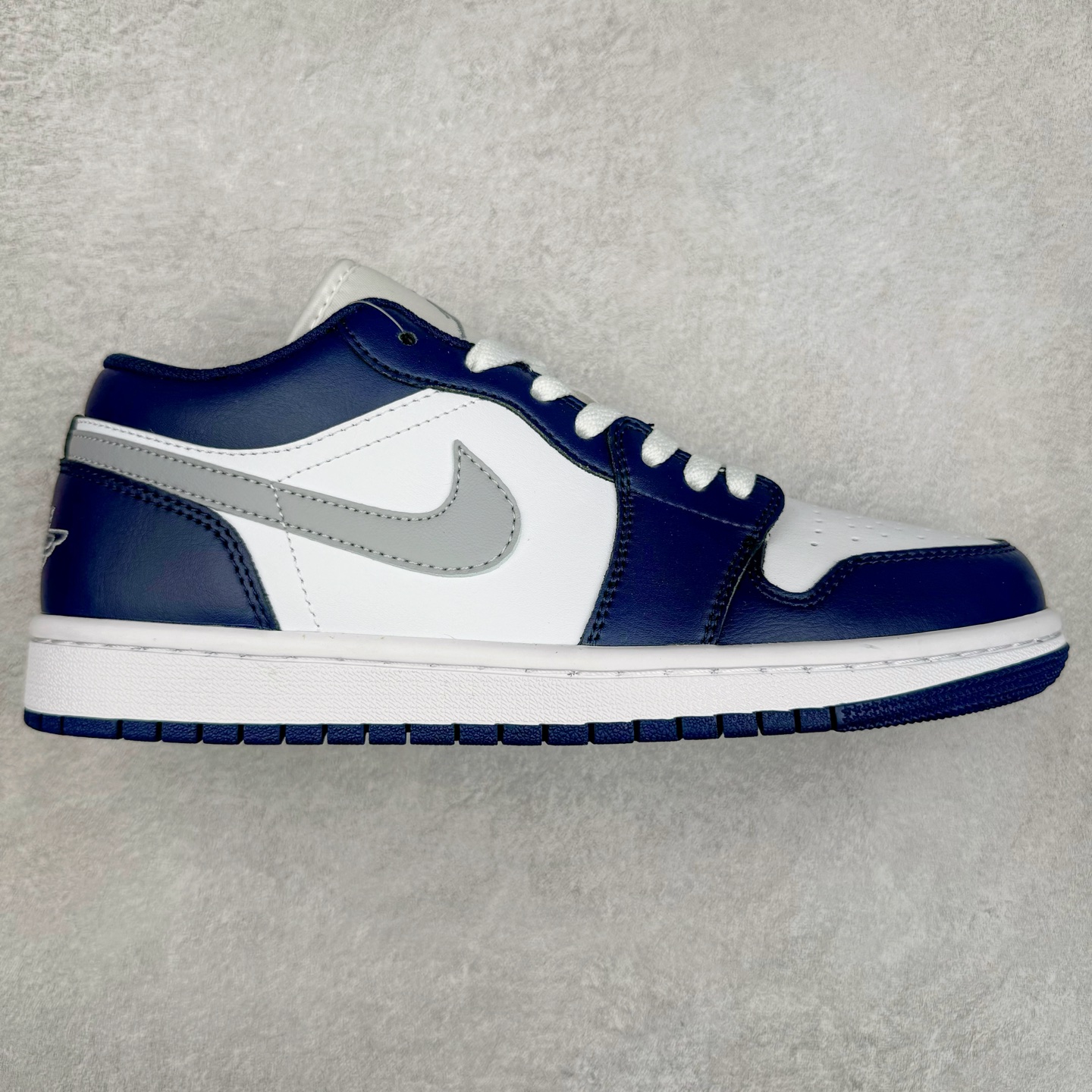 ＃K版 Air Jordan AJ1 Low 低帮 海军蓝 553558-141 全新流水线出品 DT版本唯一平替选择 市场第二梯队最强版 全部原鞋开发 原楦原纸板开发 全鞋电脑针车 原厂内置全掌气垫 原盒内在原标 唯一Zp原版鞋带绑法 免检产品 全新2022版型 全头层皮料 完美零毛边处理 原厂配置全掌气垫 价格定位良心 几十个配色陆续出货 尺码：36 36.5 37.5 38 38.5 39 40 40.5 41 42 42.5 43 44 44.5 45 46 47.5-选品中心