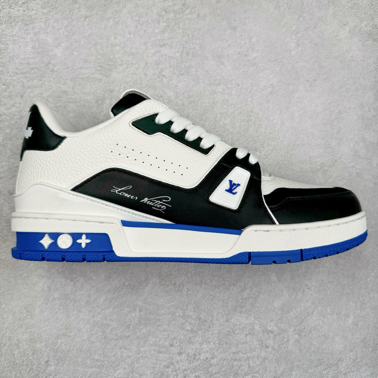 图片[2]-＃K1 Louis Vuitton Trainer lv时装走秀运动鞋 完美鞋型超高的清洁度 零毛边线头瑕疵 全套原楦原纸版原鞋开模 全网最具灵魂的版型 正确原装黄色鞋盒 正确中底印花 鞋面印花3D高频深度立体 全鞋电脑针车 紧密相连 针距密度一致 环保乳胶注塑鞋垫 厚度脚感还原原版 皮面裁剪部位 统一油边封口工艺 原装橡胶大底含胶量大底组合零偏差 专柜全套包装 防尘袋 说明书 质保卡 男女鞋 尺码：35 36 37 38 39 40 41 42 43 44 45-选品中心