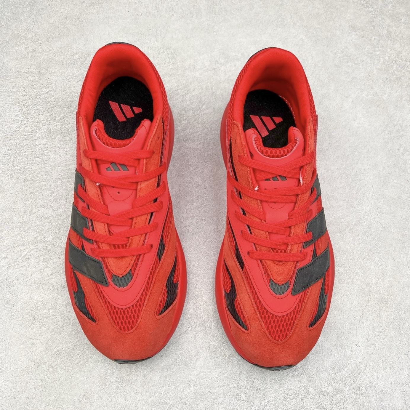 图片[2]-AD LIGHTBLAZE 流光舒适防滑耐磨低帮跑步鞋 JP7307 前卫的专业跑鞋风格造型，LIGHTBLAZE延续了竞速美学的流线轮廓，保留住了与 AdizeroAdios Pro Evo 1相类似厚底理念和「宽三道杠」的视觉元素。尺码：36 36.5 37.5 38 38.5 39 40 40.5 41 42 42.5 43 44 44.5 45-选品中心