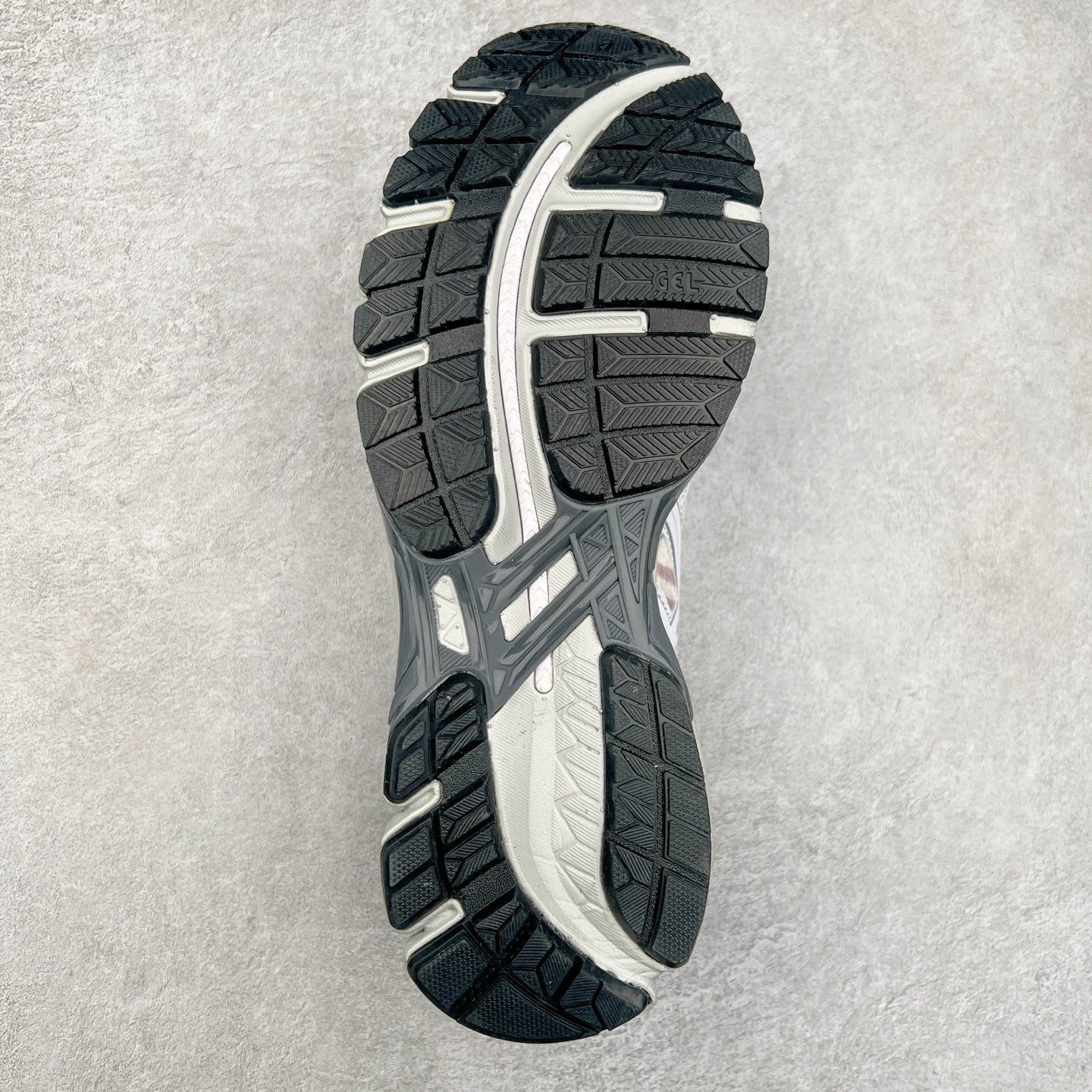 图片[9]-KENZO x Asics Gel-Kayano20 亚瑟士拼色圆头织物防滑低帮跑步鞋 虎头联名款 GEL-KAYANO 20问世于2013年以卓越的缓冲性能在长跑领域而闻名 该鞋款拥抱建筑美学 从建筑物和汽车中汲取设计灵感 富有科技感的外观造型 多功能性满足日常生活的使用需求 KENZO重新演绎了这款经典的ASICS亚瑟士稳定型跑鞋 延续卓越的舒适性能和先进的科技感设计 将其打造成一款生活方式类鞋款 其中两款在配色和材质上受到 KENZO老虎图案的灵感启发 鞋面均用人造皮草呈现出丝绒纹理 TPU鞋笼则以老虎条纹图案进行升级焕新 第三种配色体现了“环游世界”的创作理念以生动明亮的色彩展现了KENZO创始人高田贤三在全球旅行中所受到的启发 设计中巧妙地融入多国旗元素 尺码：40.5 41.5 42 42.5 43.5 44 45-选品中心