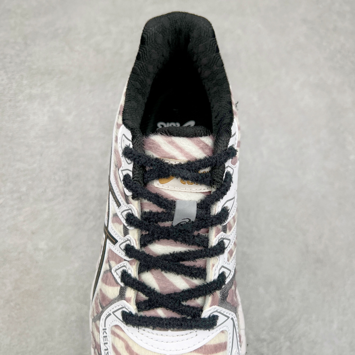 图片[5]-KENZO x Asics Gel-Kayano20 亚瑟士拼色圆头织物防滑低帮跑步鞋 虎头联名款 GEL-KAYANO 20问世于2013年以卓越的缓冲性能在长跑领域而闻名 该鞋款拥抱建筑美学 从建筑物和汽车中汲取设计灵感 富有科技感的外观造型 多功能性满足日常生活的使用需求 KENZO重新演绎了这款经典的ASICS亚瑟士稳定型跑鞋 延续卓越的舒适性能和先进的科技感设计 将其打造成一款生活方式类鞋款 其中两款在配色和材质上受到 KENZO老虎图案的灵感启发 鞋面均用人造皮草呈现出丝绒纹理 TPU鞋笼则以老虎条纹图案进行升级焕新 第三种配色体现了“环游世界”的创作理念以生动明亮的色彩展现了KENZO创始人高田贤三在全球旅行中所受到的启发 设计中巧妙地融入多国旗元素 尺码：40.5 41.5 42 42.5 43.5 44 45-选品中心