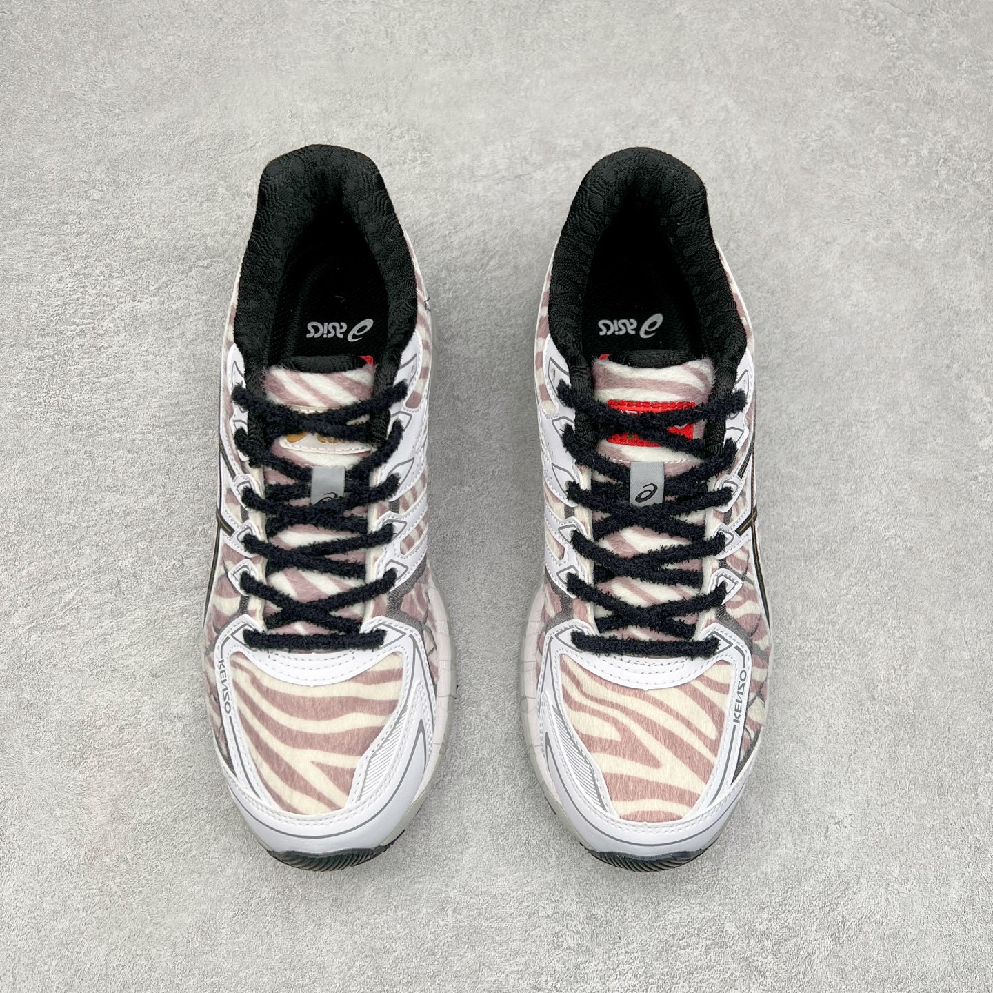 图片[2]-KENZO x Asics Gel-Kayano20 亚瑟士拼色圆头织物防滑低帮跑步鞋 虎头联名款 GEL-KAYANO 20问世于2013年以卓越的缓冲性能在长跑领域而闻名 该鞋款拥抱建筑美学 从建筑物和汽车中汲取设计灵感 富有科技感的外观造型 多功能性满足日常生活的使用需求 KENZO重新演绎了这款经典的ASICS亚瑟士稳定型跑鞋 延续卓越的舒适性能和先进的科技感设计 将其打造成一款生活方式类鞋款 其中两款在配色和材质上受到 KENZO老虎图案的灵感启发 鞋面均用人造皮草呈现出丝绒纹理 TPU鞋笼则以老虎条纹图案进行升级焕新 第三种配色体现了“环游世界”的创作理念以生动明亮的色彩展现了KENZO创始人高田贤三在全球旅行中所受到的启发 设计中巧妙地融入多国旗元素 尺码：40.5 41.5 42 42.5 43.5 44 45-选品中心