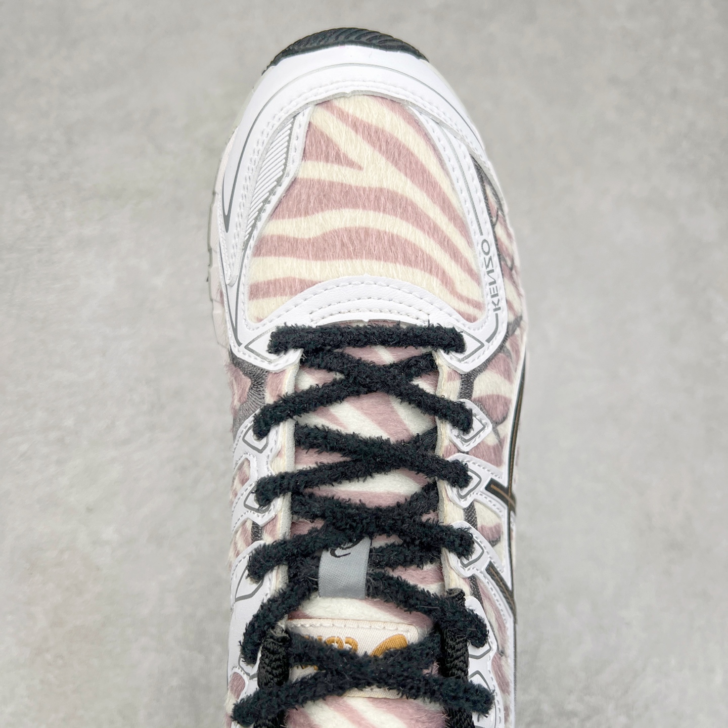 图片[4]-KENZO x Asics Gel-Kayano20 亚瑟士拼色圆头织物防滑低帮跑步鞋 虎头联名款 GEL-KAYANO 20问世于2013年以卓越的缓冲性能在长跑领域而闻名 该鞋款拥抱建筑美学 从建筑物和汽车中汲取设计灵感 富有科技感的外观造型 多功能性满足日常生活的使用需求 KENZO重新演绎了这款经典的ASICS亚瑟士稳定型跑鞋 延续卓越的舒适性能和先进的科技感设计 将其打造成一款生活方式类鞋款 其中两款在配色和材质上受到 KENZO老虎图案的灵感启发 鞋面均用人造皮草呈现出丝绒纹理 TPU鞋笼则以老虎条纹图案进行升级焕新 第三种配色体现了“环游世界”的创作理念以生动明亮的色彩展现了KENZO创始人高田贤三在全球旅行中所受到的启发 设计中巧妙地融入多国旗元素 尺码：40.5 41.5 42 42.5 43.5 44 45-选品中心