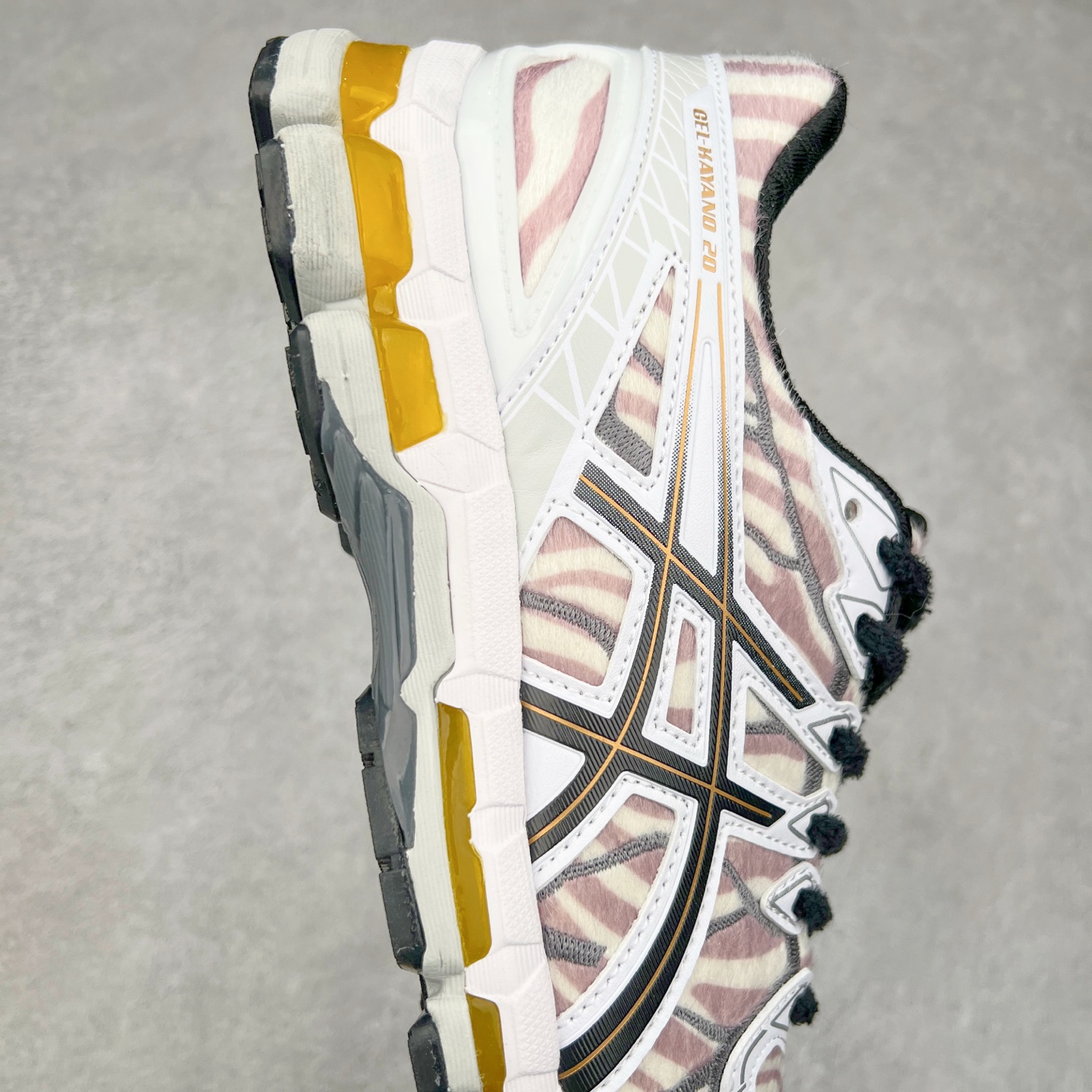 图片[6]-KENZO x Asics Gel-Kayano20 亚瑟士拼色圆头织物防滑低帮跑步鞋 虎头联名款 GEL-KAYANO 20问世于2013年以卓越的缓冲性能在长跑领域而闻名 该鞋款拥抱建筑美学 从建筑物和汽车中汲取设计灵感 富有科技感的外观造型 多功能性满足日常生活的使用需求 KENZO重新演绎了这款经典的ASICS亚瑟士稳定型跑鞋 延续卓越的舒适性能和先进的科技感设计 将其打造成一款生活方式类鞋款 其中两款在配色和材质上受到 KENZO老虎图案的灵感启发 鞋面均用人造皮草呈现出丝绒纹理 TPU鞋笼则以老虎条纹图案进行升级焕新 第三种配色体现了“环游世界”的创作理念以生动明亮的色彩展现了KENZO创始人高田贤三在全球旅行中所受到的启发 设计中巧妙地融入多国旗元素 尺码：40.5 41.5 42 42.5 43.5 44 45-选品中心