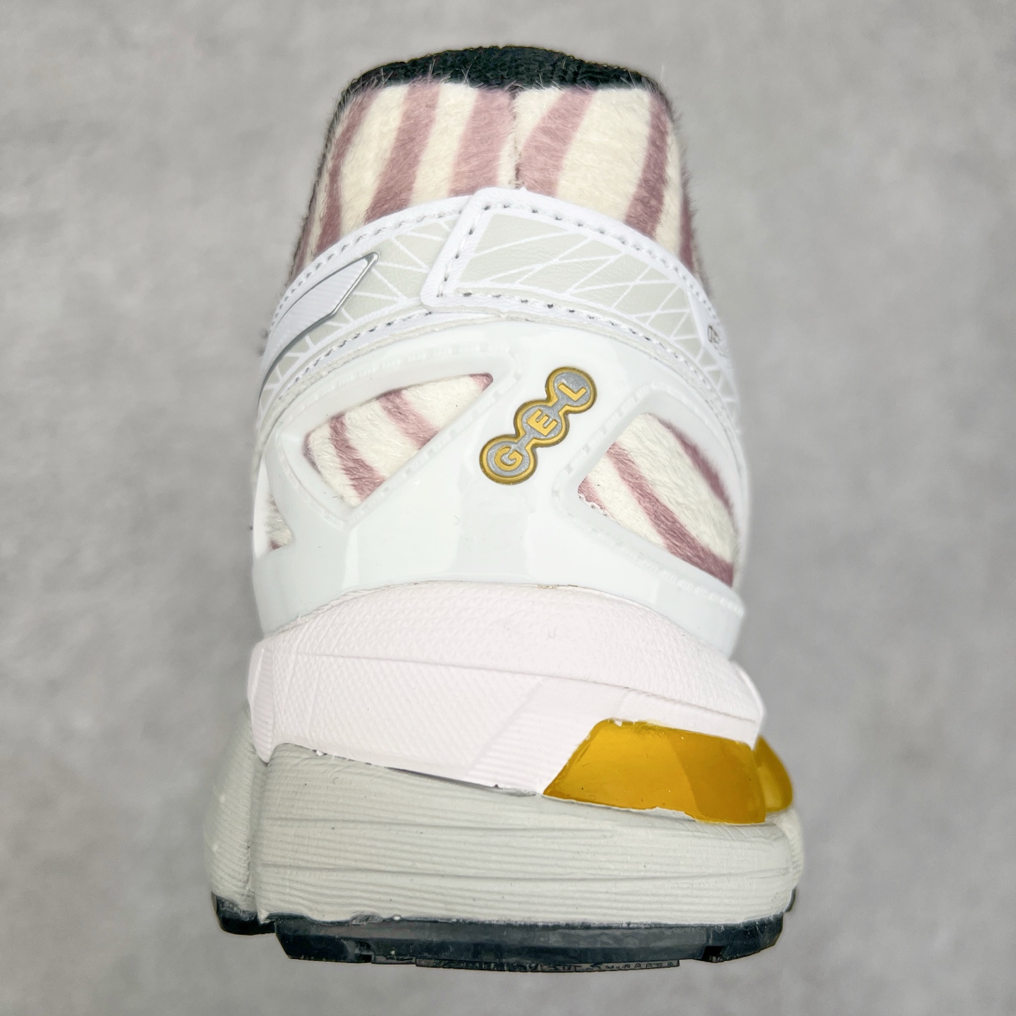 图片[8]-KENZO x Asics Gel-Kayano20 亚瑟士拼色圆头织物防滑低帮跑步鞋 虎头联名款 GEL-KAYANO 20问世于2013年以卓越的缓冲性能在长跑领域而闻名 该鞋款拥抱建筑美学 从建筑物和汽车中汲取设计灵感 富有科技感的外观造型 多功能性满足日常生活的使用需求 KENZO重新演绎了这款经典的ASICS亚瑟士稳定型跑鞋 延续卓越的舒适性能和先进的科技感设计 将其打造成一款生活方式类鞋款 其中两款在配色和材质上受到 KENZO老虎图案的灵感启发 鞋面均用人造皮草呈现出丝绒纹理 TPU鞋笼则以老虎条纹图案进行升级焕新 第三种配色体现了“环游世界”的创作理念以生动明亮的色彩展现了KENZO创始人高田贤三在全球旅行中所受到的启发 设计中巧妙地融入多国旗元素 尺码：40.5 41.5 42 42.5 43.5 44 45-选品中心