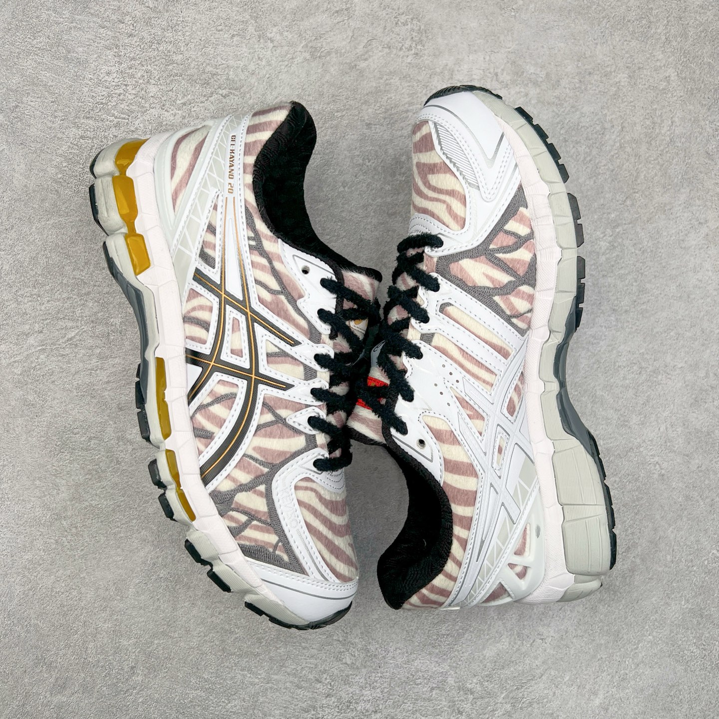 图片[3]-KENZO x Asics Gel-Kayano20 亚瑟士拼色圆头织物防滑低帮跑步鞋 虎头联名款 GEL-KAYANO 20问世于2013年以卓越的缓冲性能在长跑领域而闻名 该鞋款拥抱建筑美学 从建筑物和汽车中汲取设计灵感 富有科技感的外观造型 多功能性满足日常生活的使用需求 KENZO重新演绎了这款经典的ASICS亚瑟士稳定型跑鞋 延续卓越的舒适性能和先进的科技感设计 将其打造成一款生活方式类鞋款 其中两款在配色和材质上受到 KENZO老虎图案的灵感启发 鞋面均用人造皮草呈现出丝绒纹理 TPU鞋笼则以老虎条纹图案进行升级焕新 第三种配色体现了“环游世界”的创作理念以生动明亮的色彩展现了KENZO创始人高田贤三在全球旅行中所受到的启发 设计中巧妙地融入多国旗元素 尺码：40.5 41.5 42 42.5 43.5 44 45-选品中心