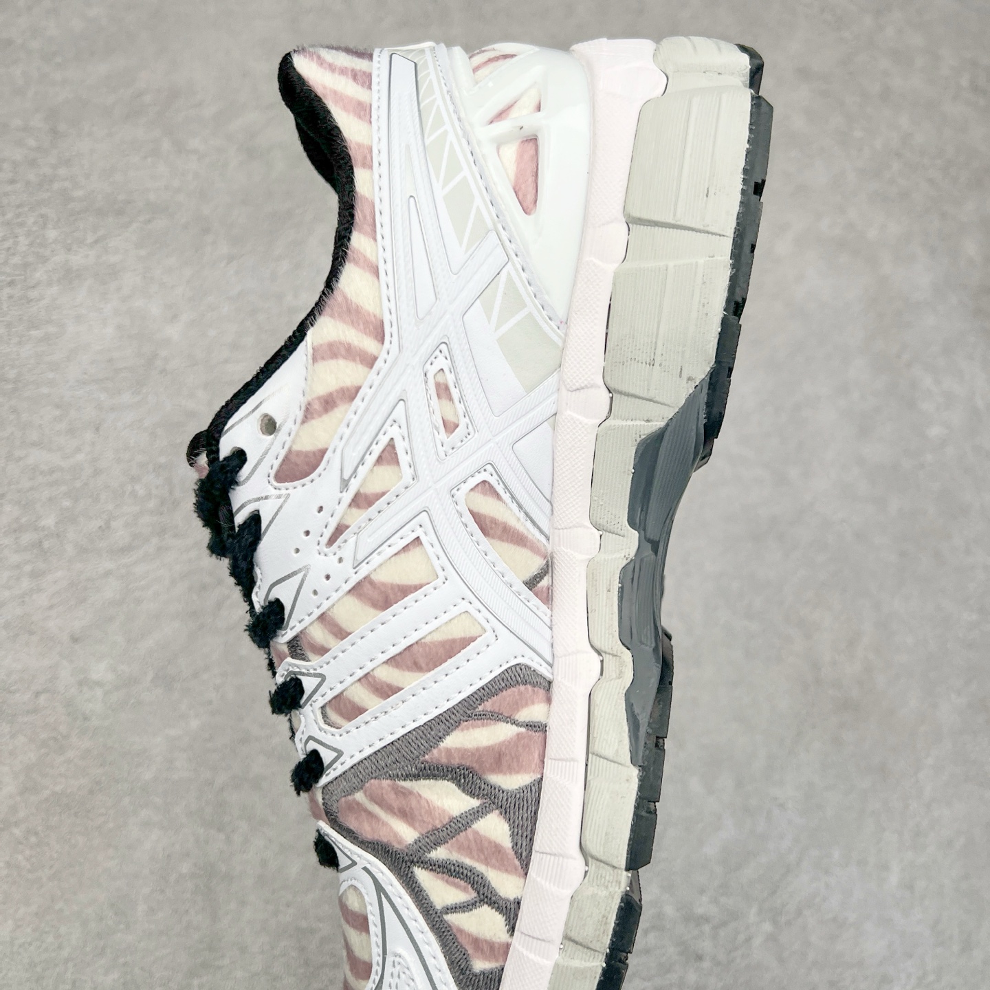 图片[7]-KENZO x Asics Gel-Kayano20 亚瑟士拼色圆头织物防滑低帮跑步鞋 虎头联名款 GEL-KAYANO 20问世于2013年以卓越的缓冲性能在长跑领域而闻名 该鞋款拥抱建筑美学 从建筑物和汽车中汲取设计灵感 富有科技感的外观造型 多功能性满足日常生活的使用需求 KENZO重新演绎了这款经典的ASICS亚瑟士稳定型跑鞋 延续卓越的舒适性能和先进的科技感设计 将其打造成一款生活方式类鞋款 其中两款在配色和材质上受到 KENZO老虎图案的灵感启发 鞋面均用人造皮草呈现出丝绒纹理 TPU鞋笼则以老虎条纹图案进行升级焕新 第三种配色体现了“环游世界”的创作理念以生动明亮的色彩展现了KENZO创始人高田贤三在全球旅行中所受到的启发 设计中巧妙地融入多国旗元素 尺码：40.5 41.5 42 42.5 43.5 44 45-选品中心