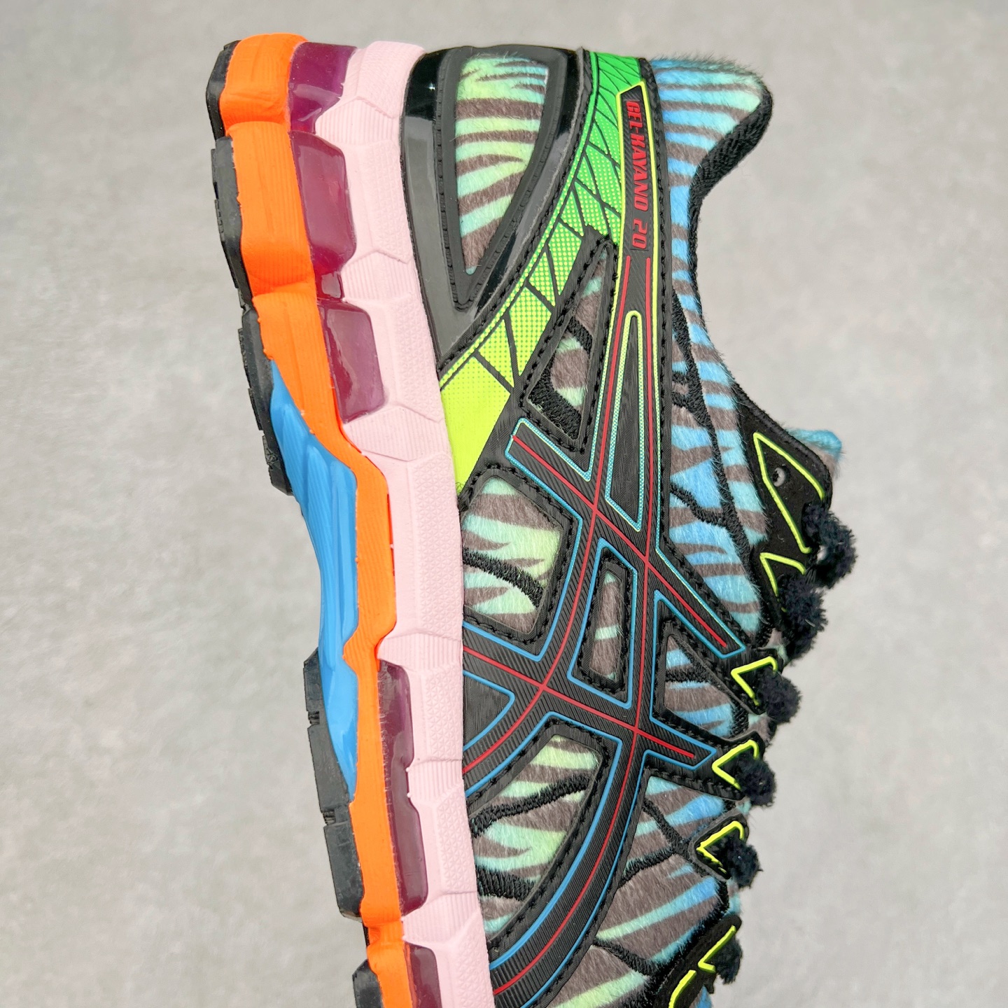 图片[6]-KENZO x Asics Gel-Kayano20 亚瑟士拼色圆头织物防滑低帮跑步鞋 虎头联名款 GEL-KAYANO 20问世于2013年以卓越的缓冲性能在长跑领域而闻名 该鞋款拥抱建筑美学 从建筑物和汽车中汲取设计灵感 富有科技感的外观造型 多功能性满足日常生活的使用需求 KENZO重新演绎了这款经典的ASICS亚瑟士稳定型跑鞋 延续卓越的舒适性能和先进的科技感设计 将其打造成一款生活方式类鞋款 其中两款在配色和材质上受到 KENZO老虎图案的灵感启发 鞋面均用人造皮草呈现出丝绒纹理 TPU鞋笼则以老虎条纹图案进行升级焕新 第三种配色体现了“环游世界”的创作理念以生动明亮的色彩展现了KENZO创始人高田贤三在全球旅行中所受到的启发 设计中巧妙地融入多国旗元素 尺码：40.5 41.5 42 42.5 43.5 44 45-选品中心